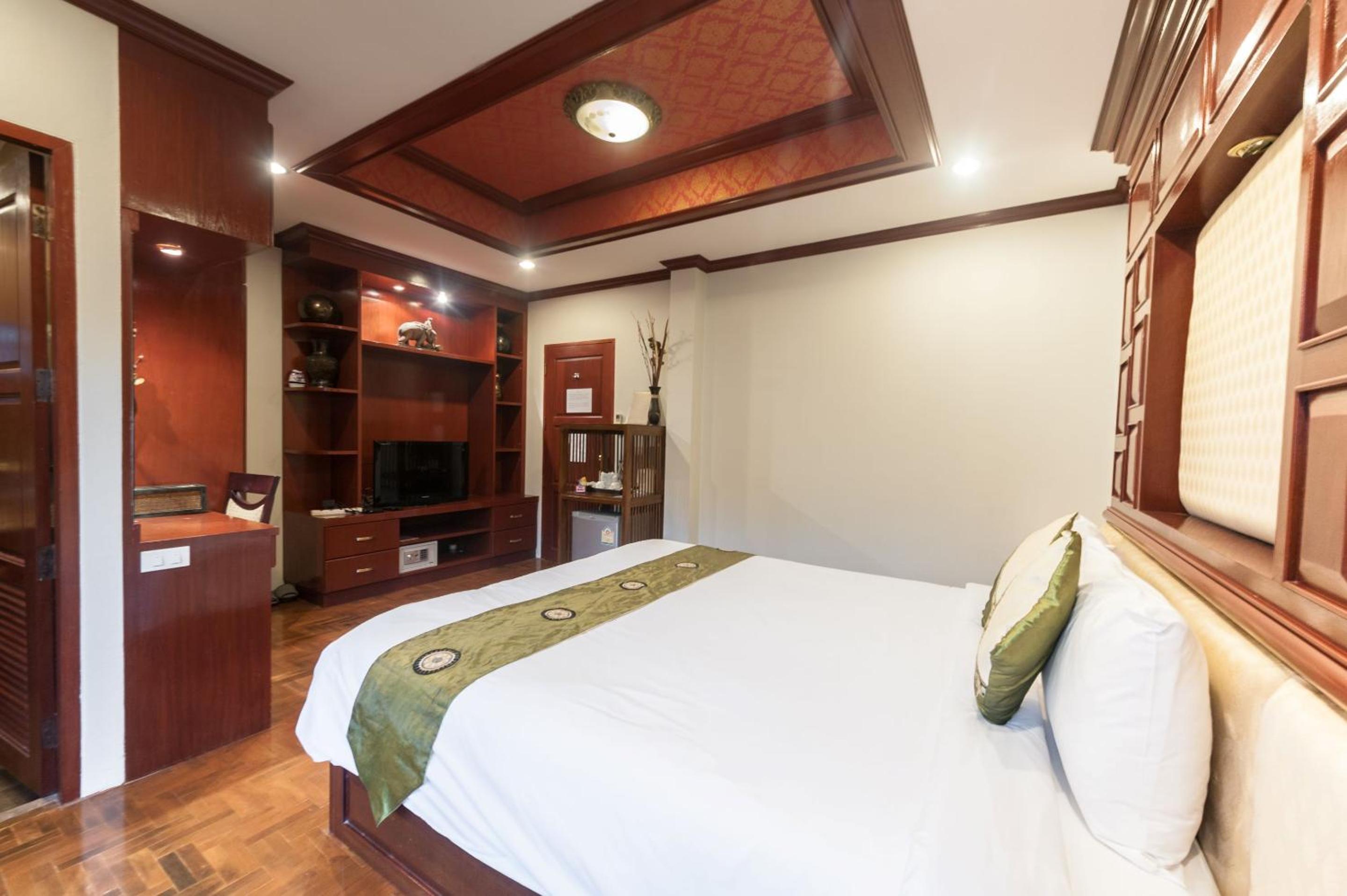 Villa with Private Pool - Photo 7