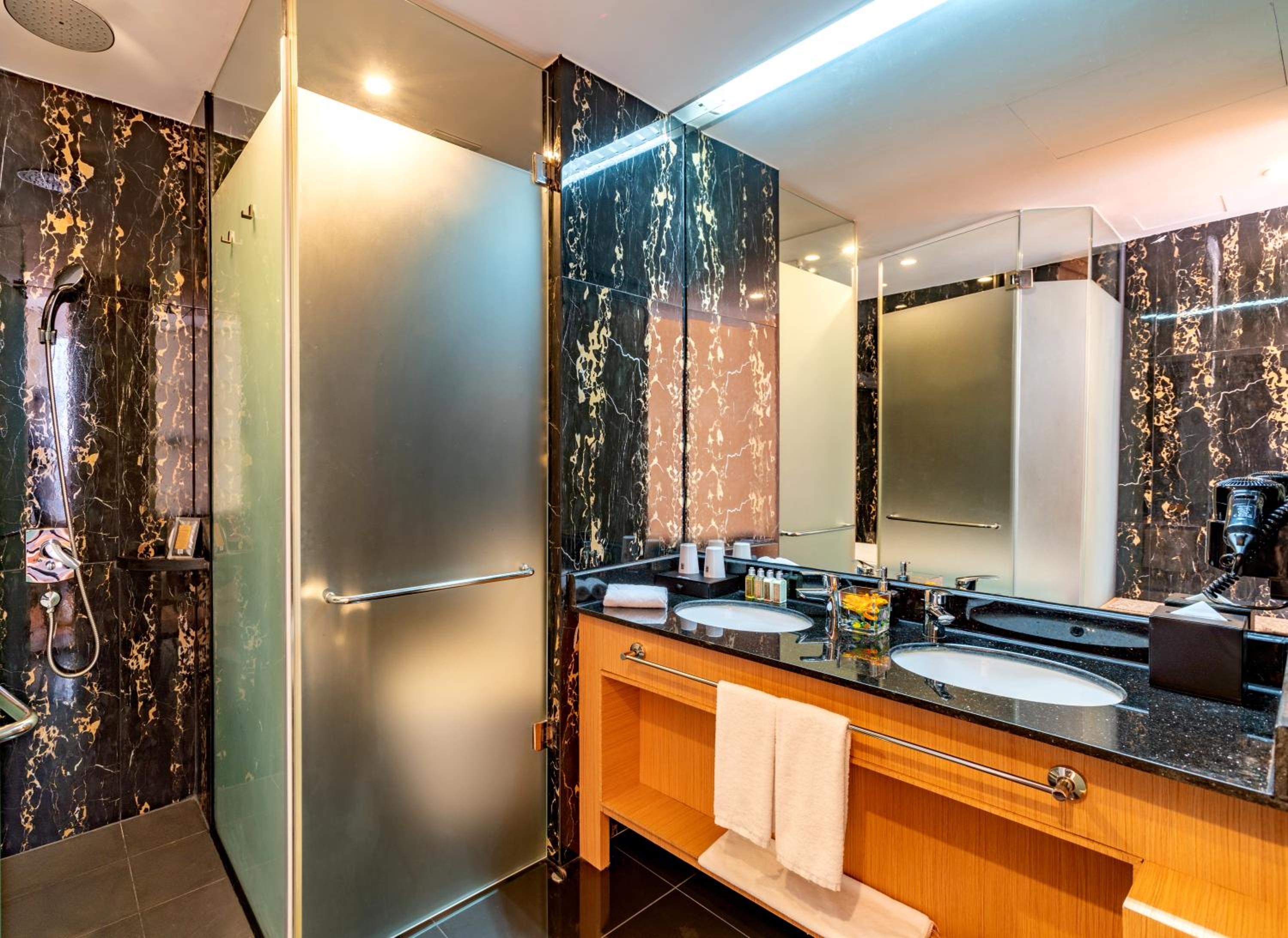 Suite City View With Free Airport Transfer And 6 Pieces Of Laundry Daily  photo 2