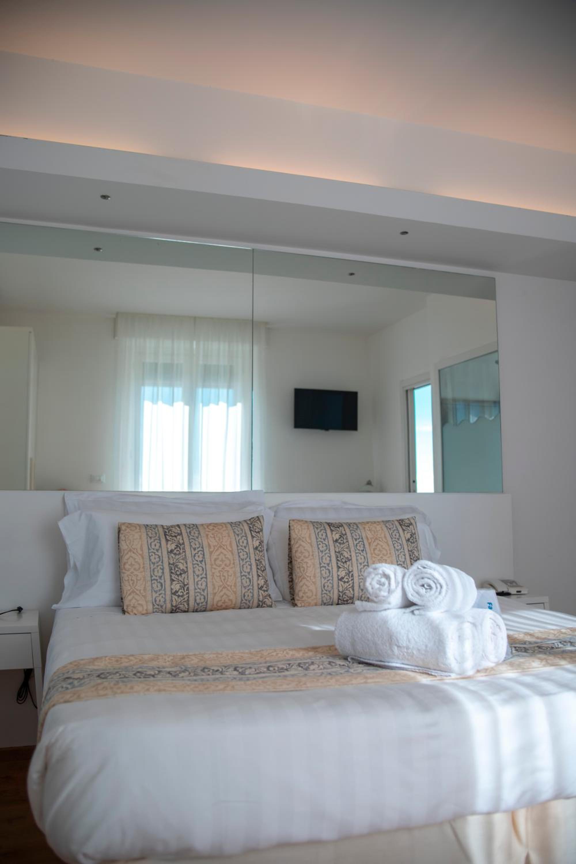 Deluxe Double Room with Balcony and Sea View photo 3