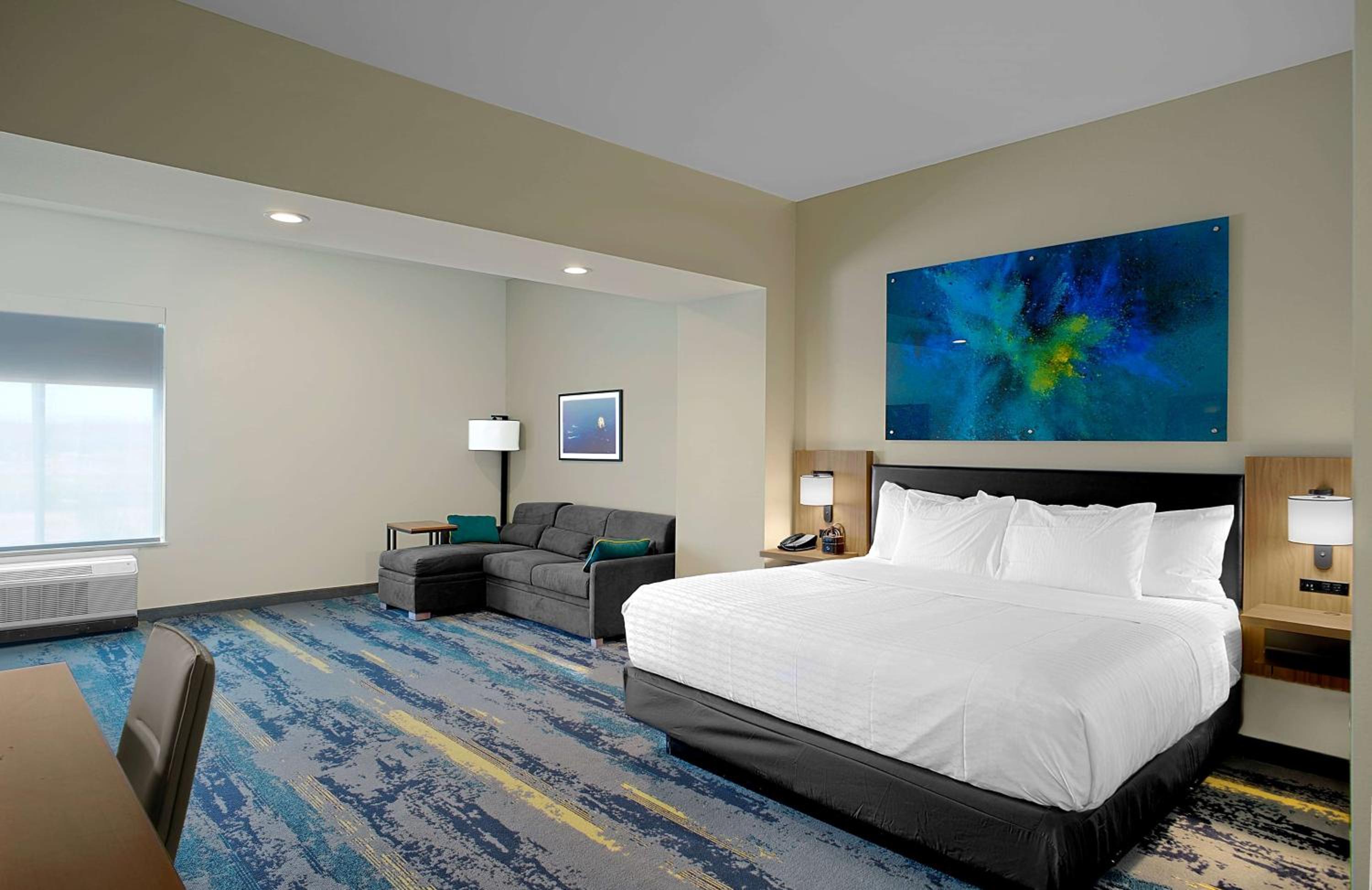 Deluxe King Room - Non-Smoking - Photo 5