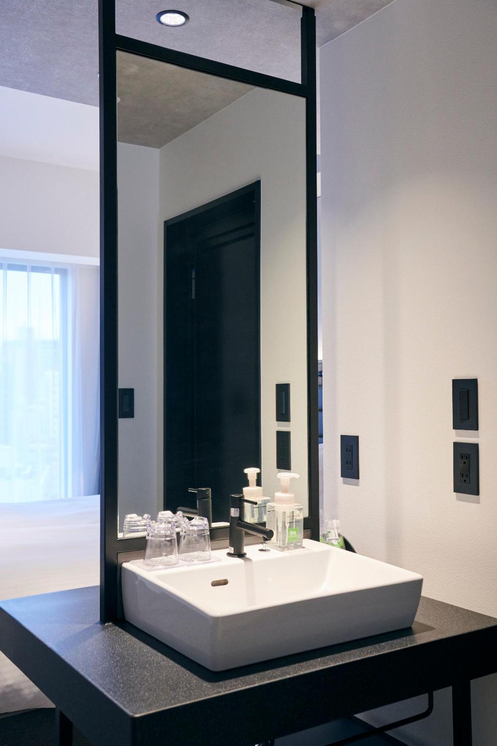Standard Twin Room - Non-Smoking - Photo 10