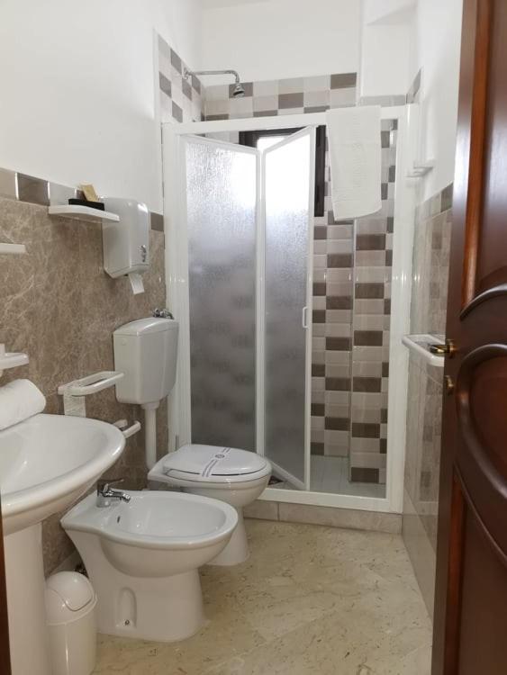 Double or Twin Room - Photo 4