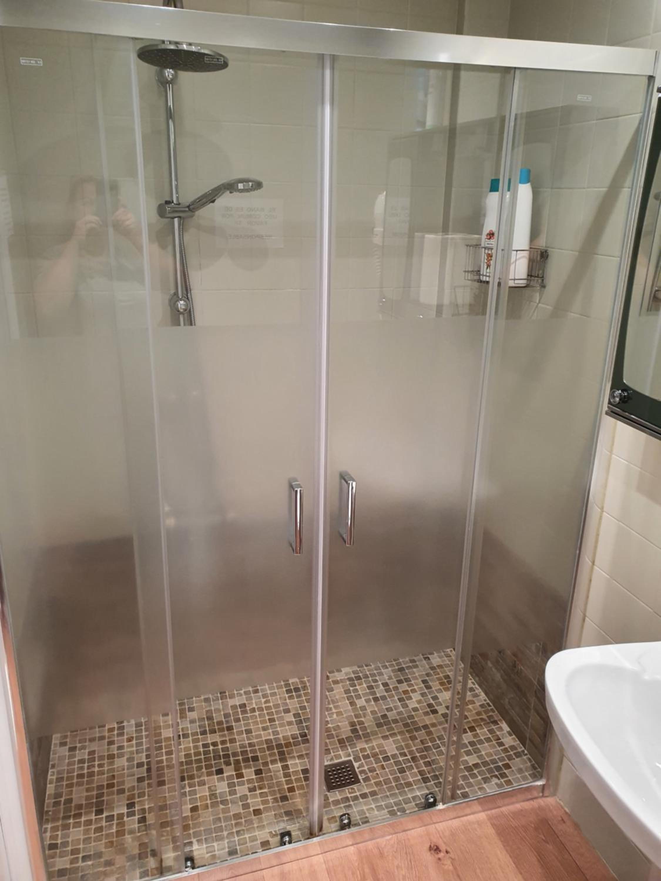 Twin Room with Private Bathroom photo 3