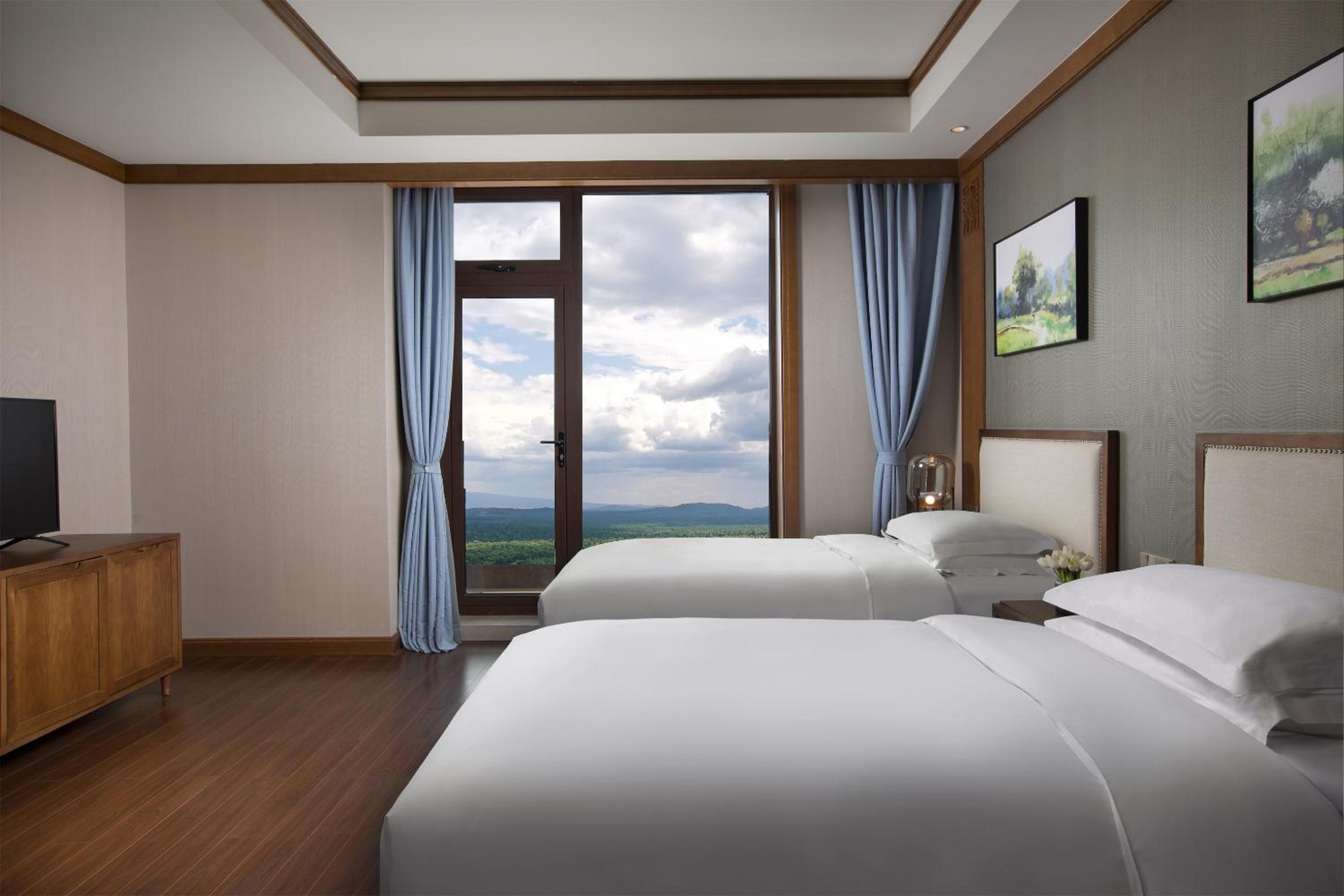 Family Suite with Mountain View photo 2