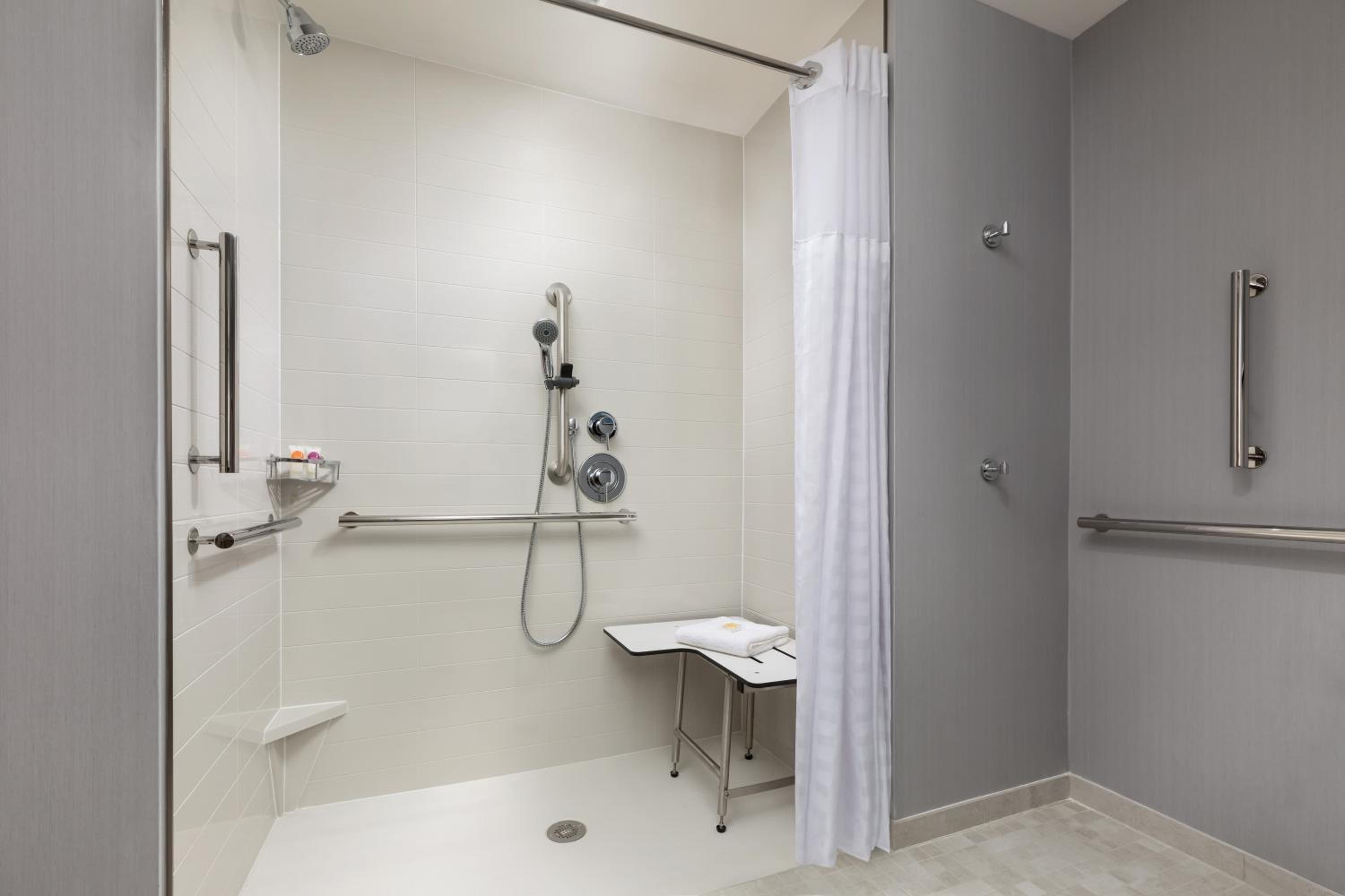 Queen Room with Two Queen Beds and Roll-In Shower - Disability Access - Photo 6