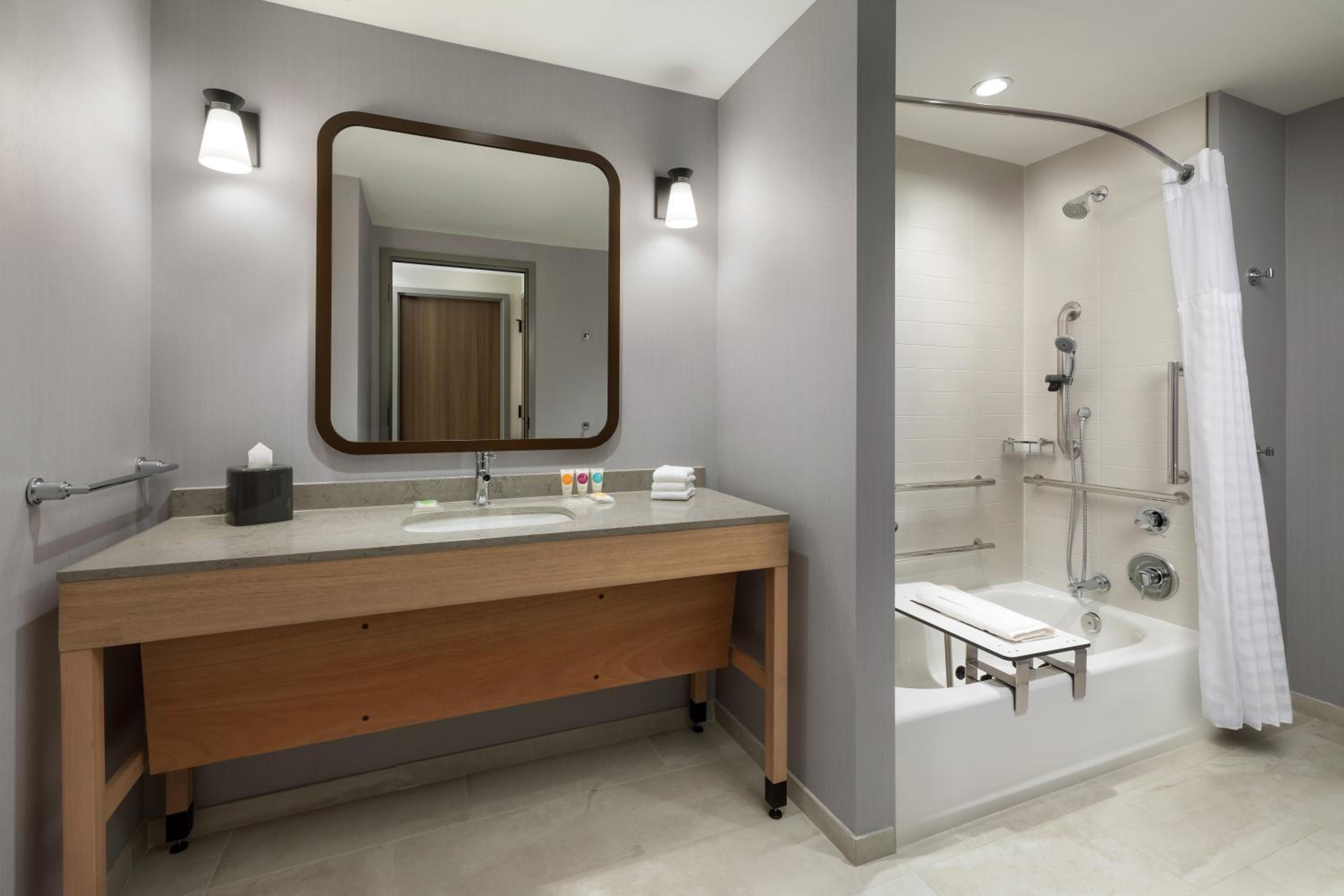 Queen Room with Two Queen Beds, Sofa Bed and Accessible Tub - Photo 5