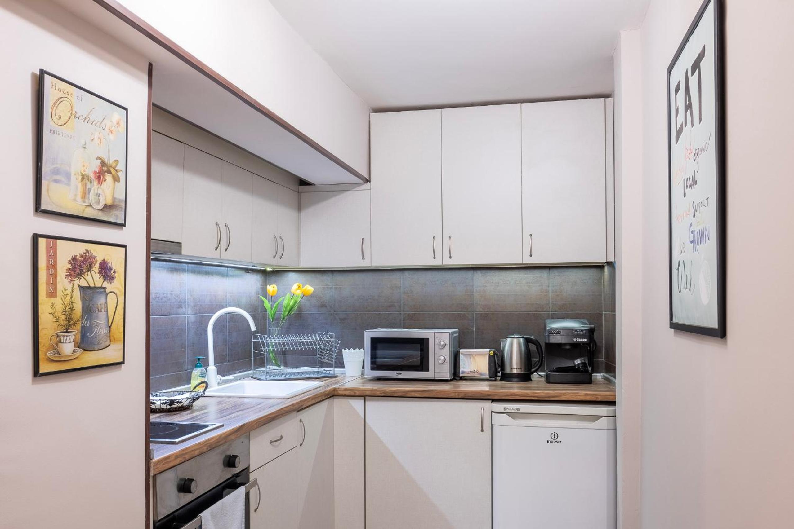 One-Bedroom Apartment - Photo 2