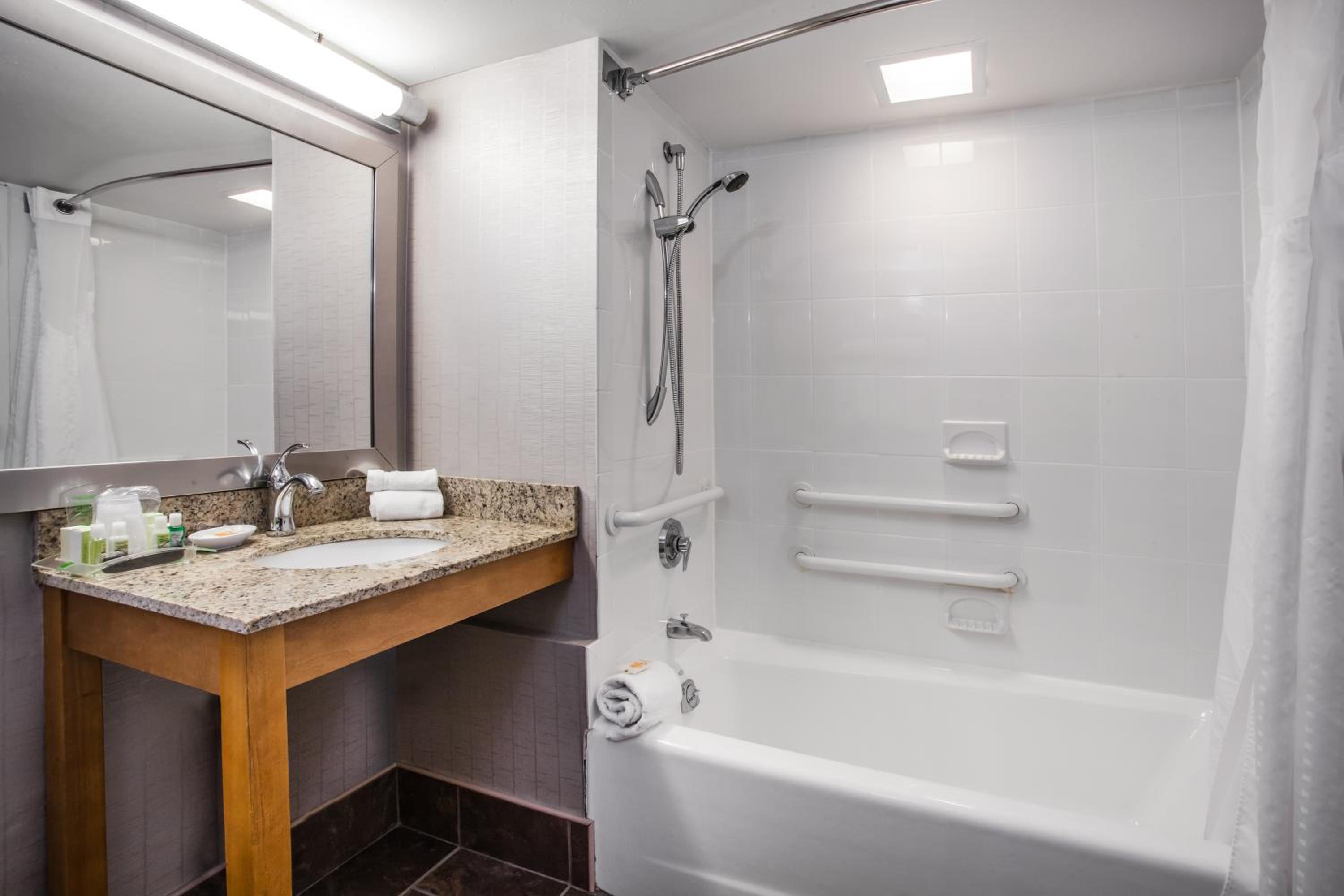 King Room - Mobility Access Tub - Non-Smoking - Photo 6