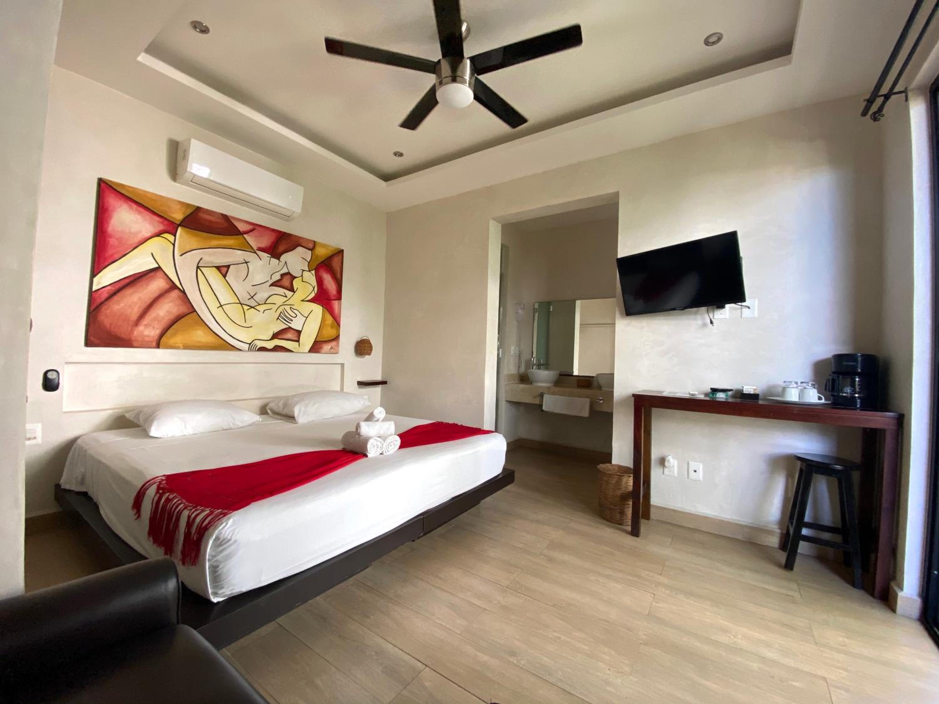 Deluxe Room (2 Adults + 1 Child) - Photo 11