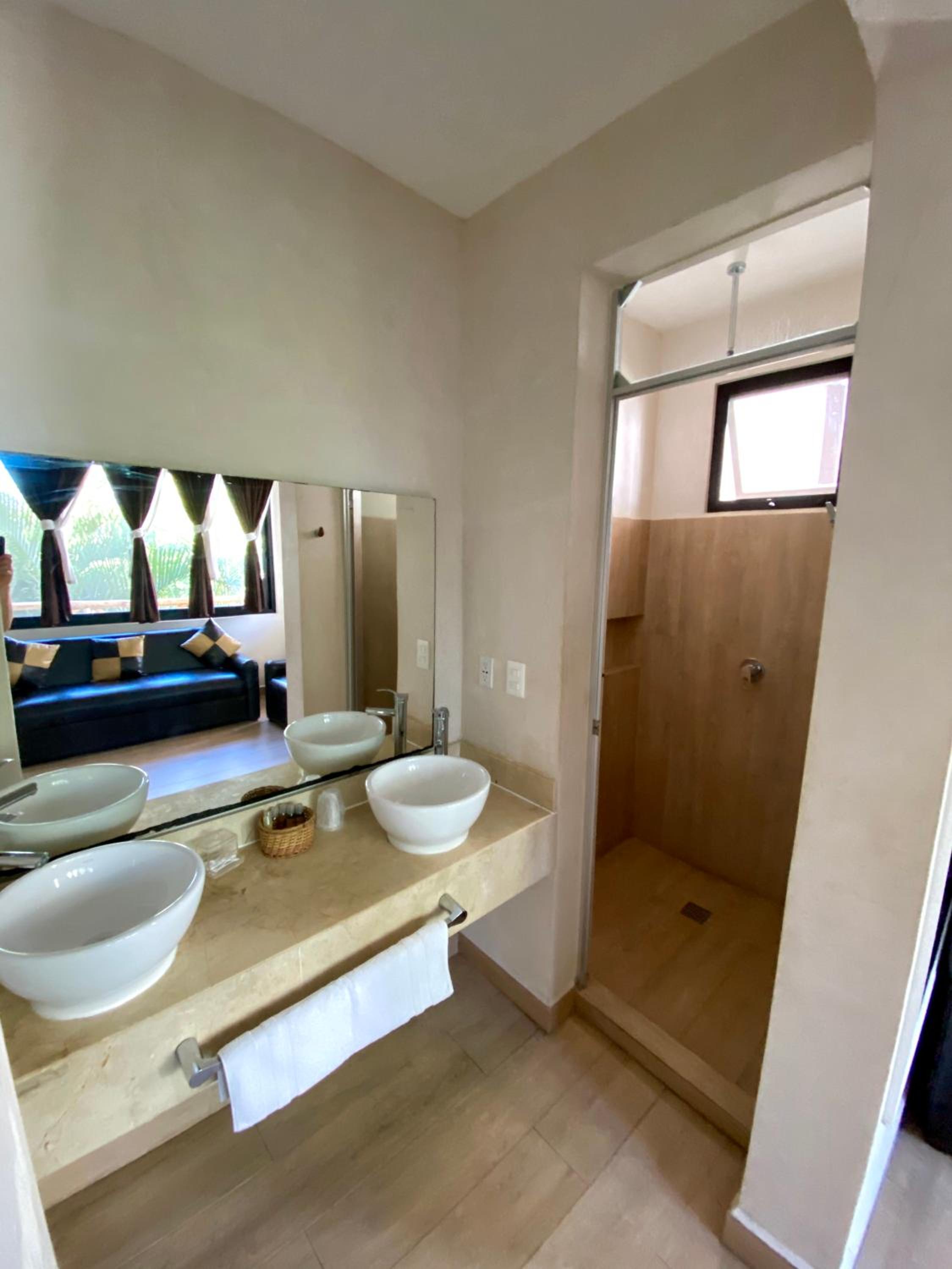 Junior Suite with Pool View - Photo 6
