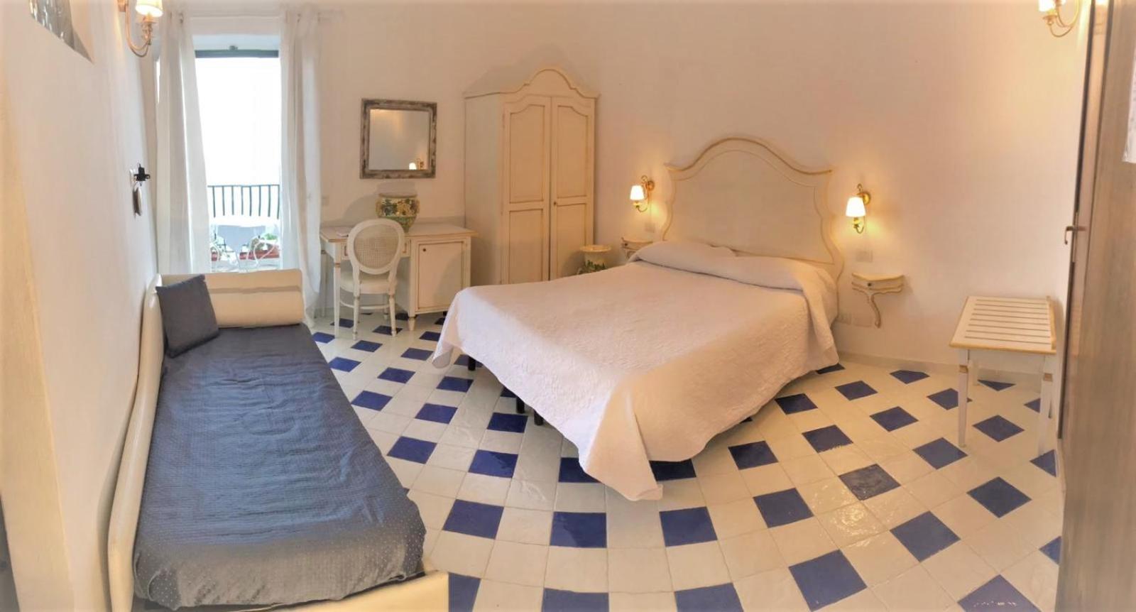 Quarto Triplo com Vista para o Mar