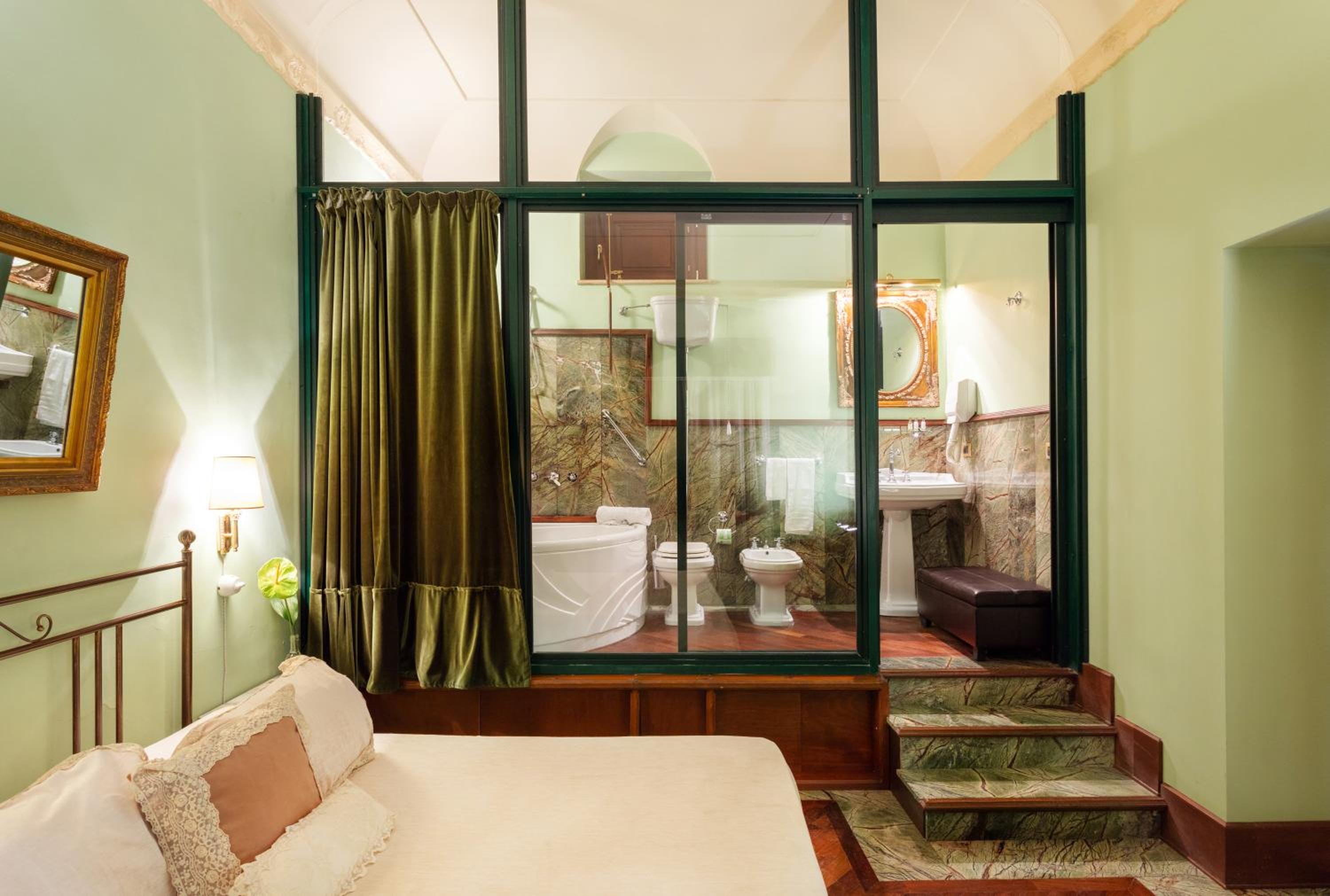 Double Room with Spa Bath photo 3
