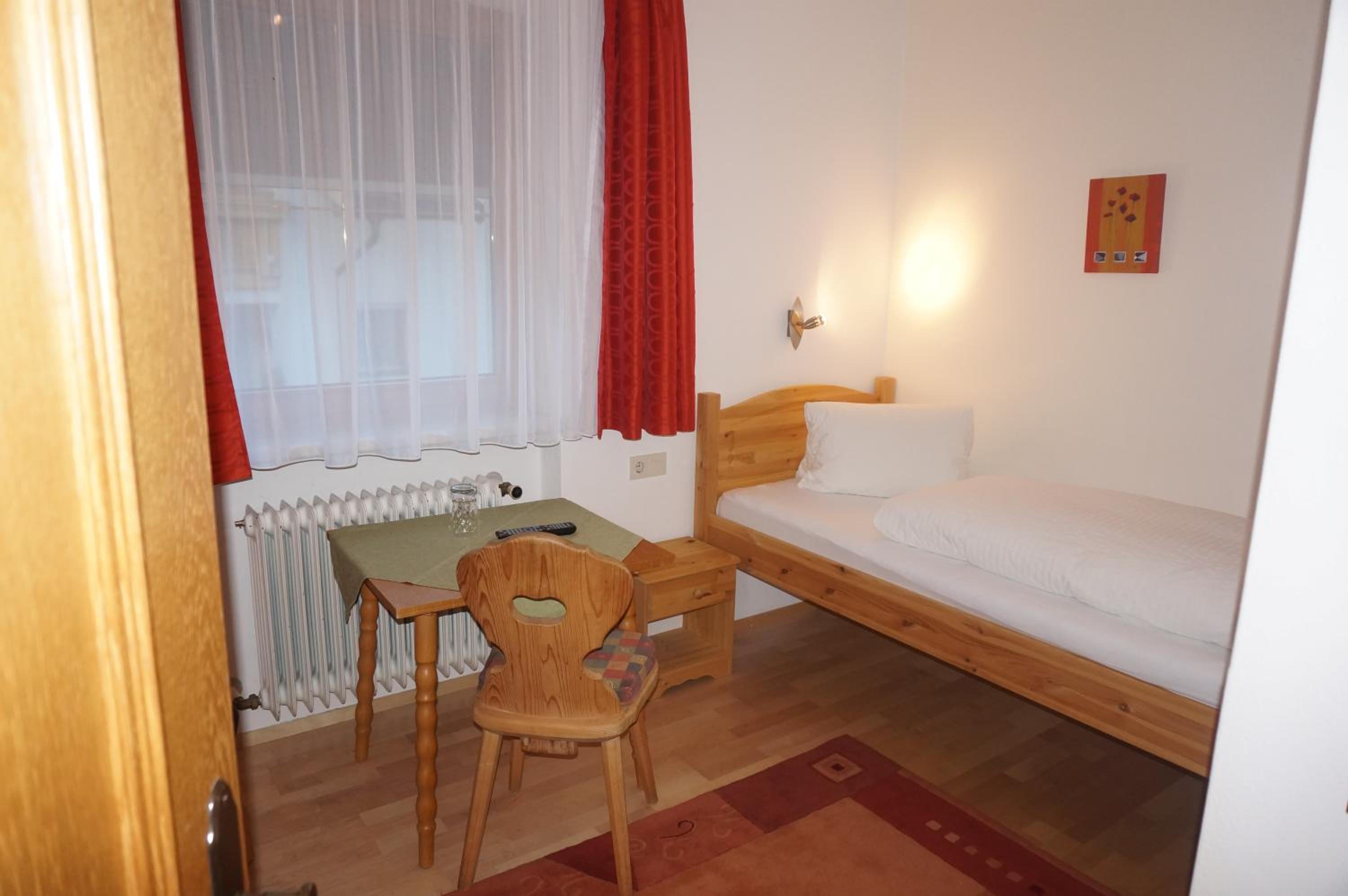 Single Room with Bathroom photo 1