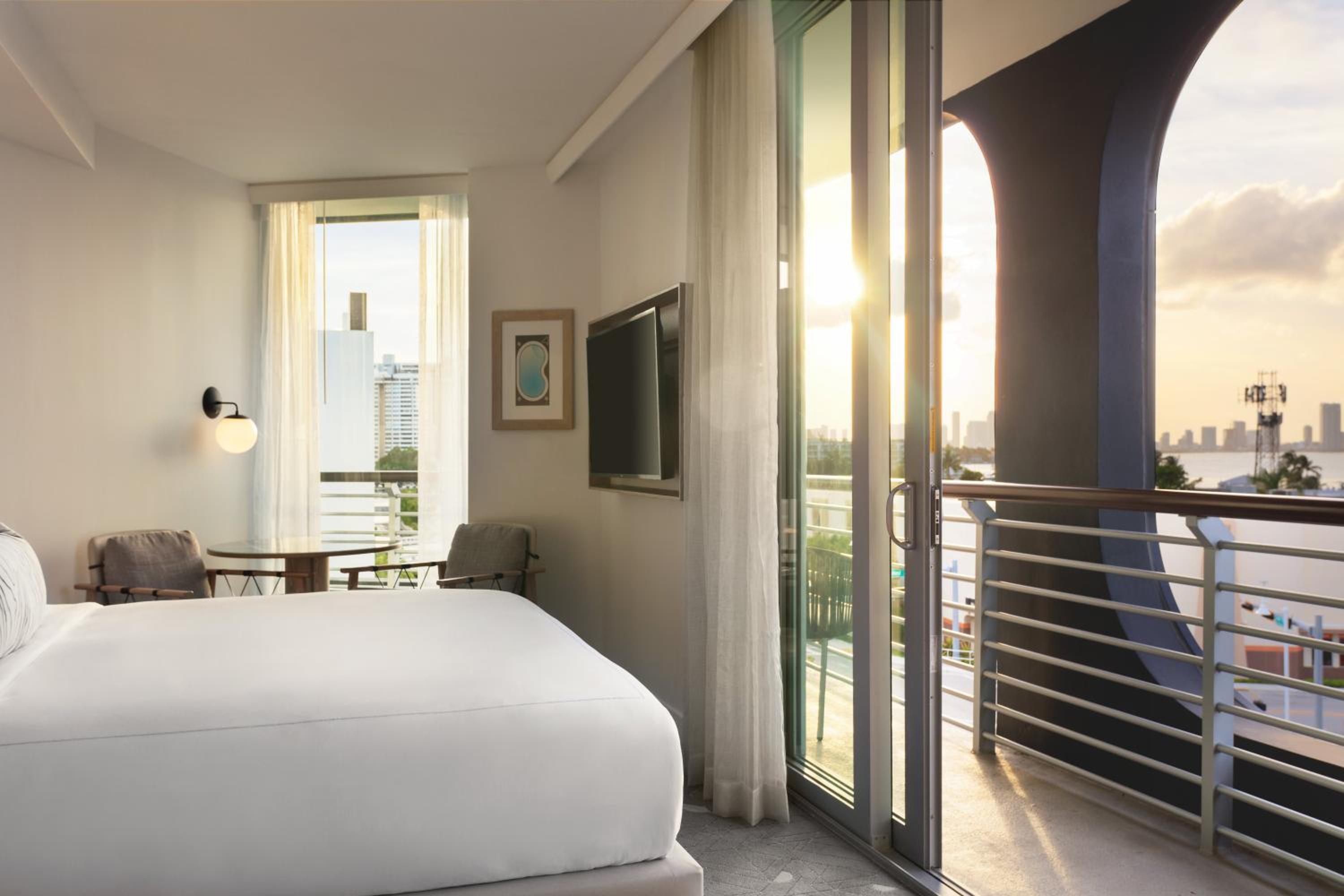 Premium King Room with Balcony - Photo 5