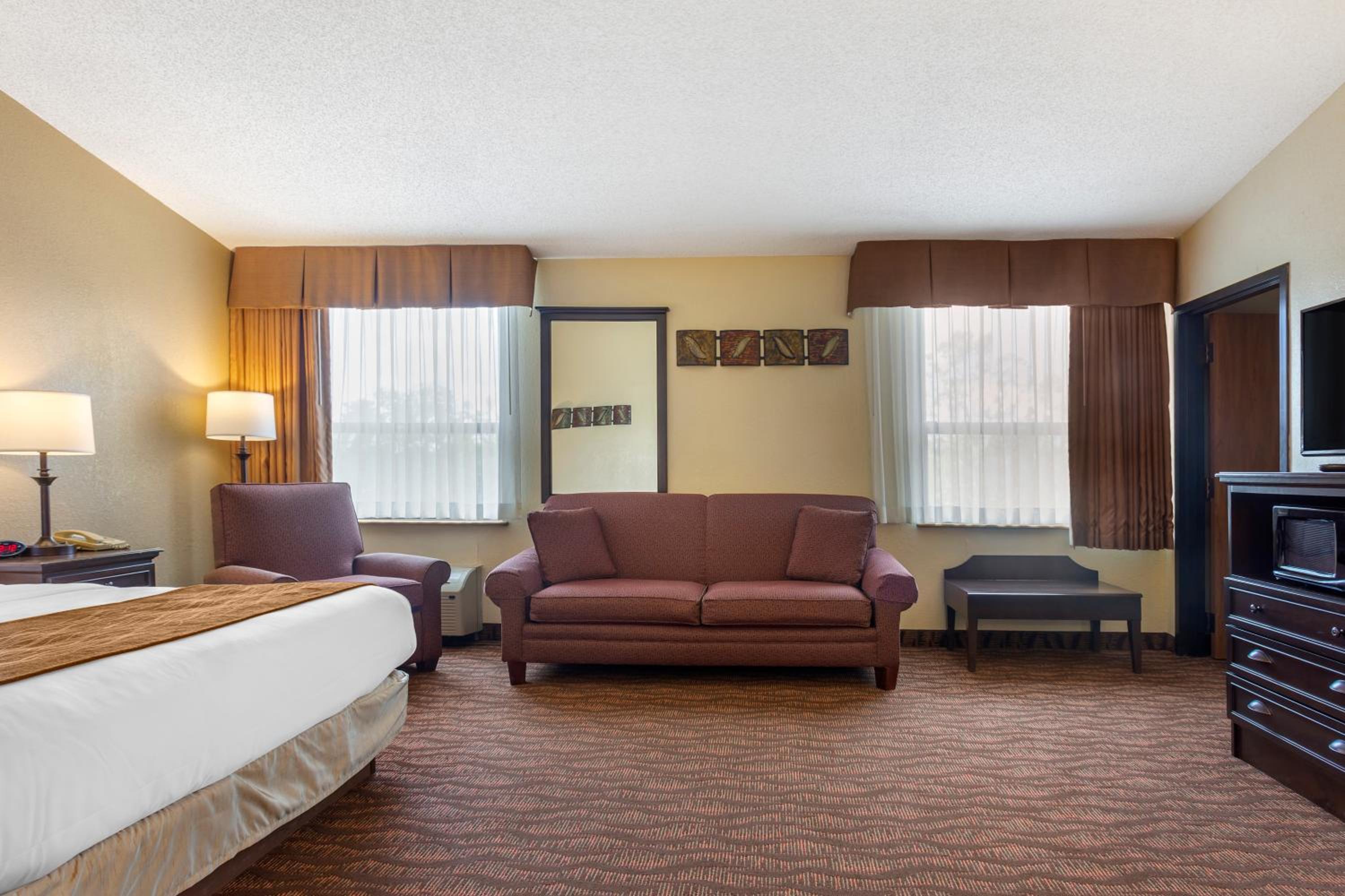 King Room with Hot Tub - Accessible/Non-Smoking - Photo 5