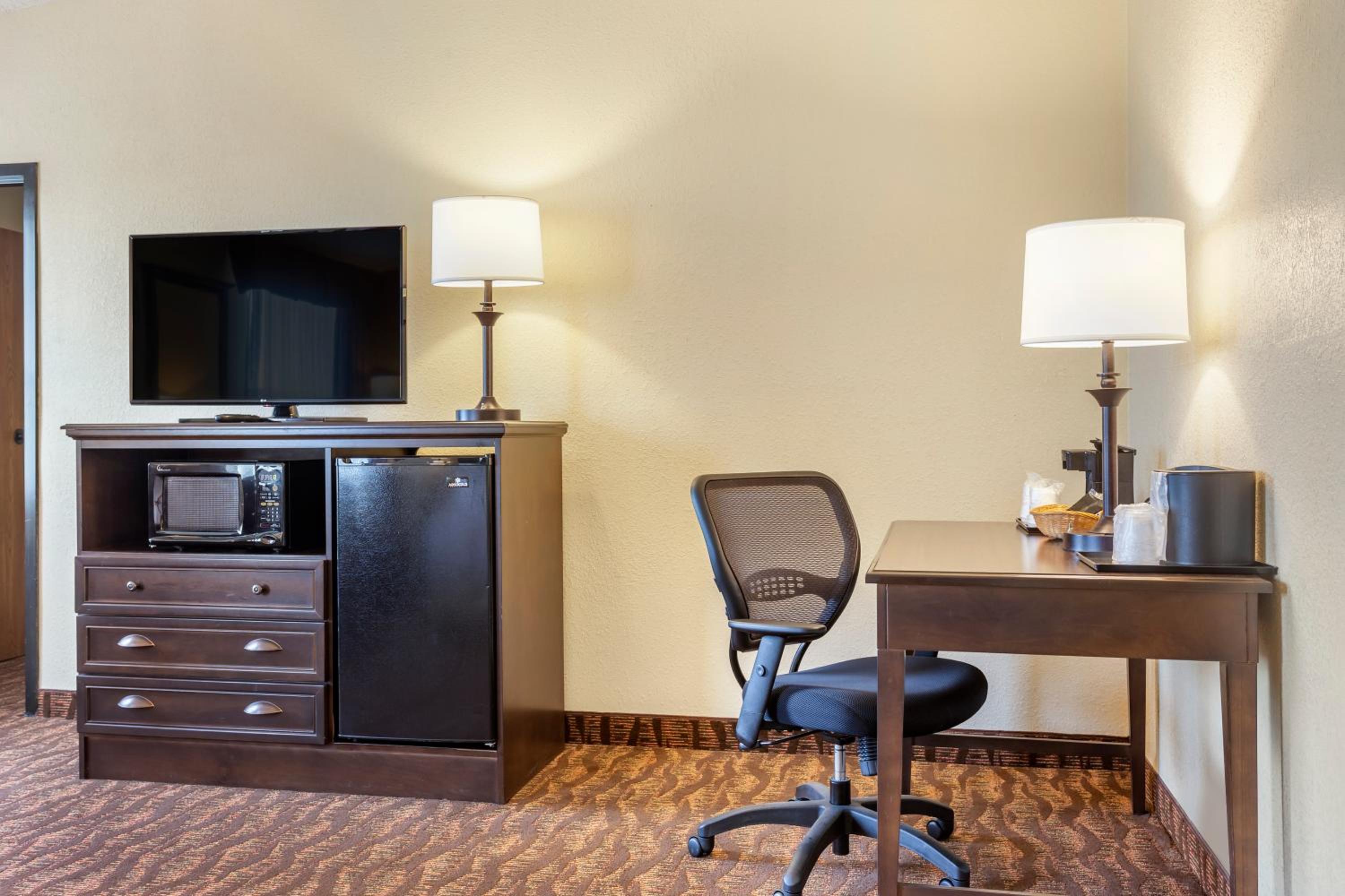 King Room with Hot Tub - Accessible/Non-Smoking - Photo 3