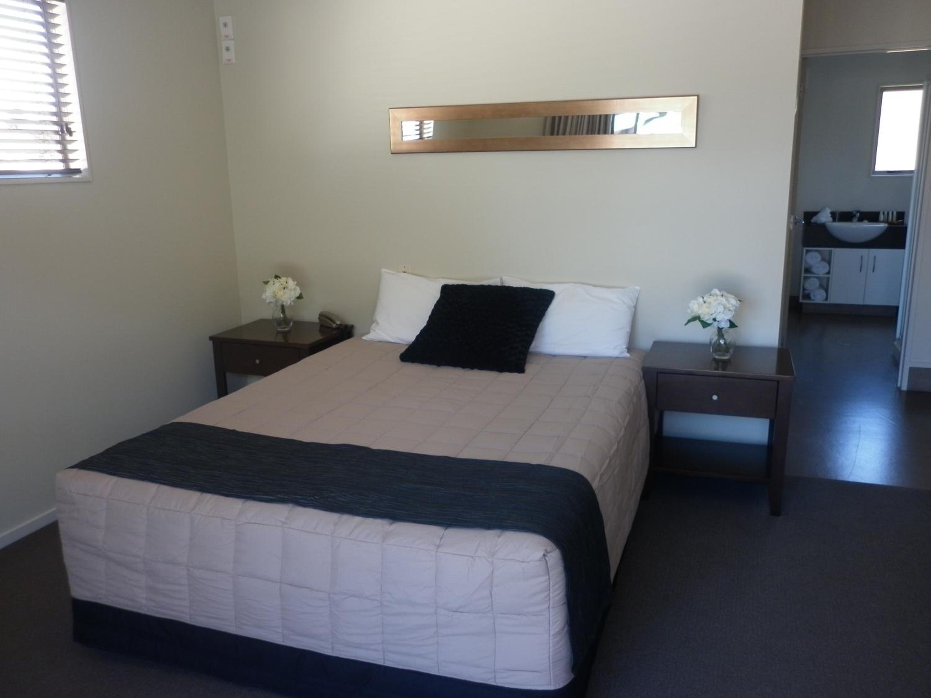 Executive One-Bedroom Suite with Hot Tub - Photo 5