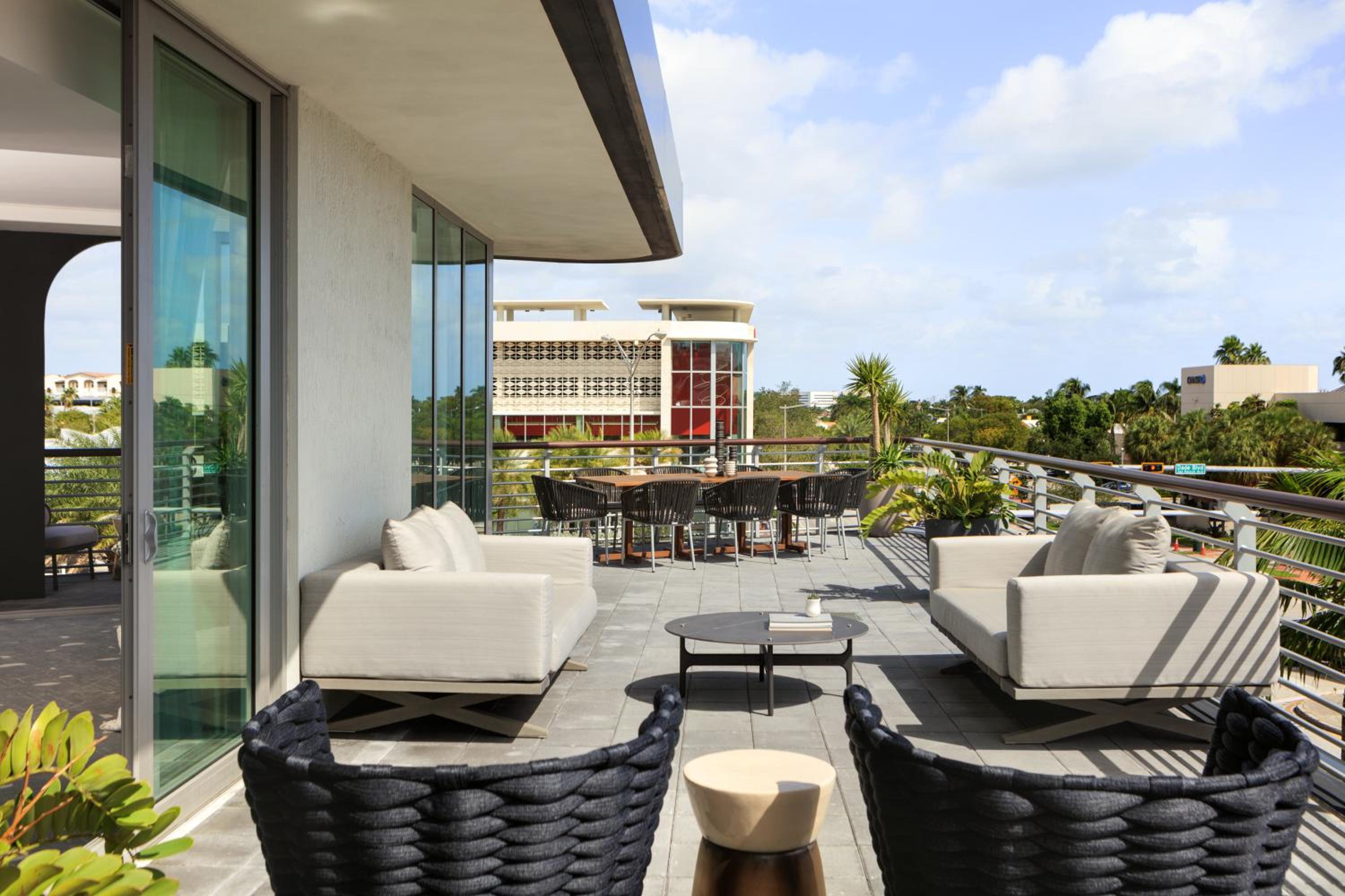 Premium Corner King Room with Terrace - Photo 4