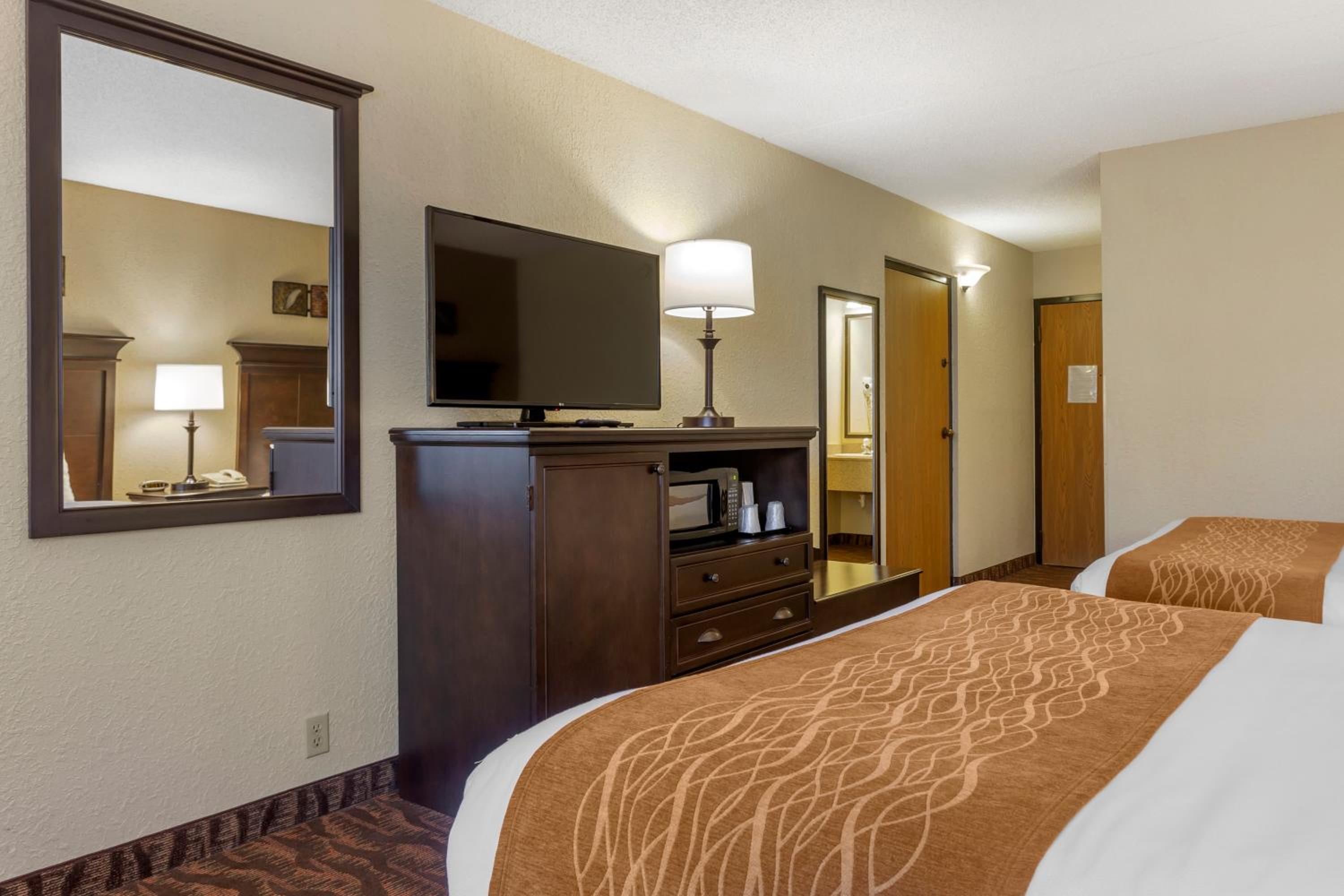 Queen Room with Two Queen Beds - Non-Smoking - Photo 2