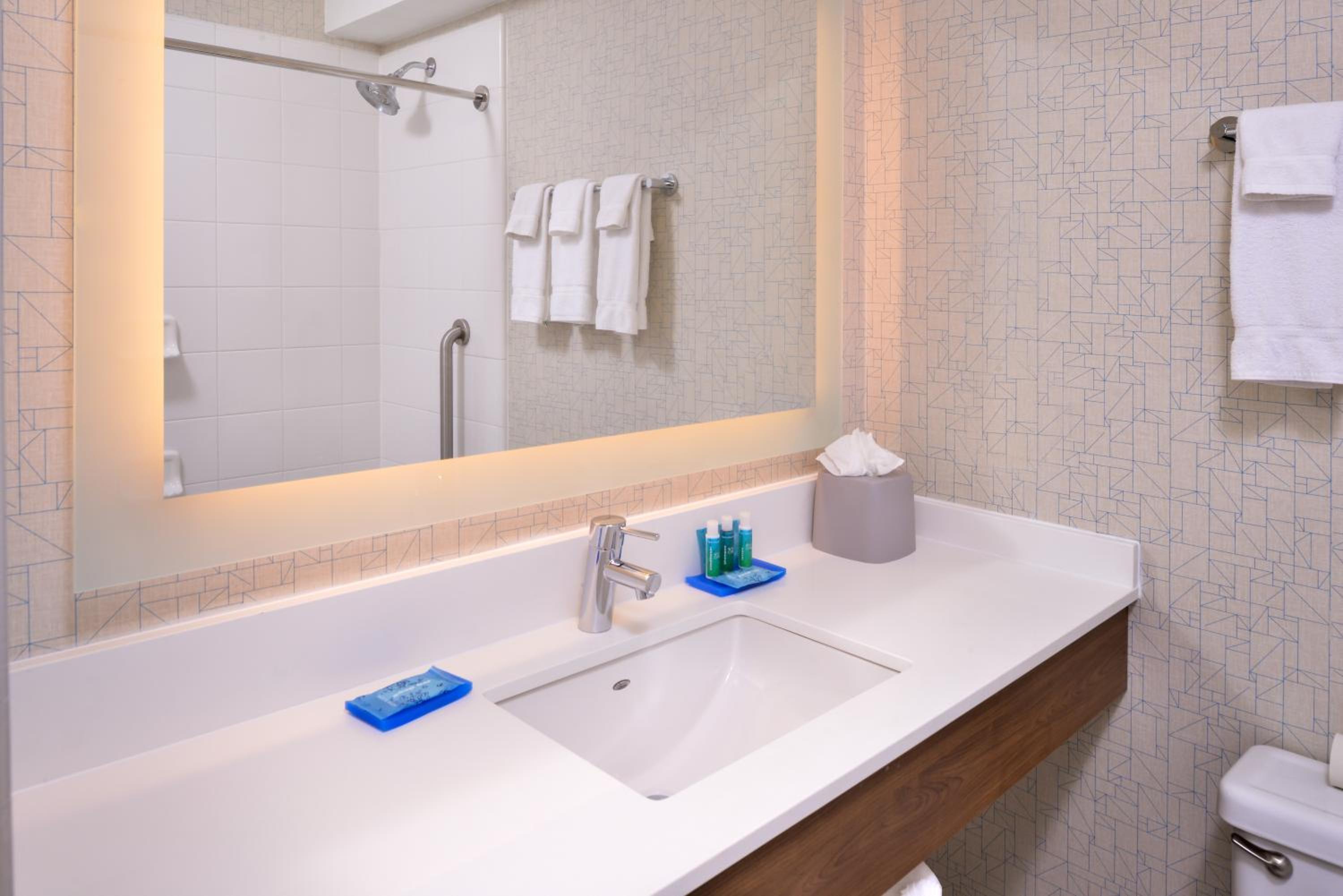 Standard Double Room with Two Double Beds and Accessible Tub - Mobility Access - Photo 3