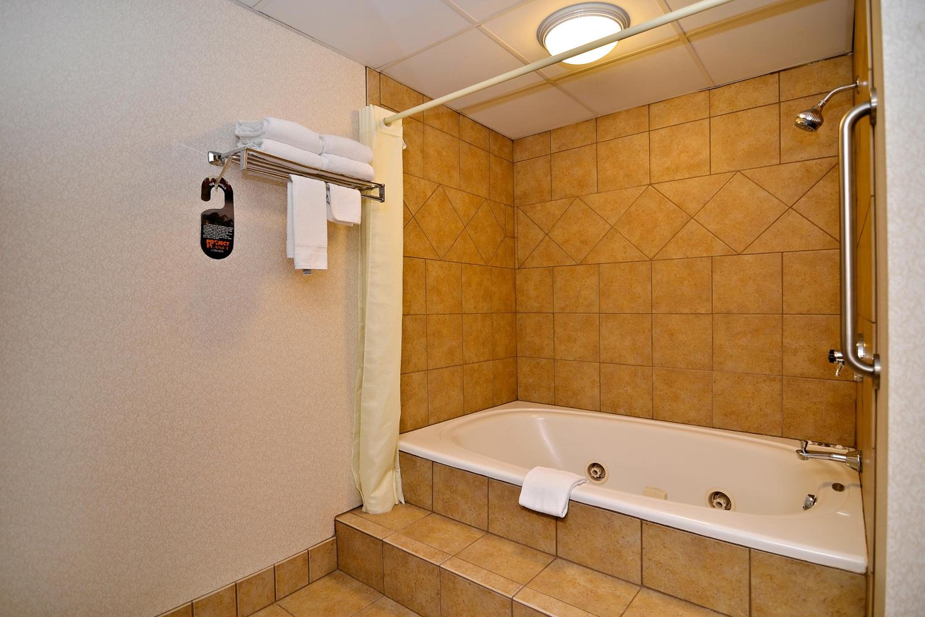King Room with Hot Tub - Accessible/Non-Smoking - Photo 2