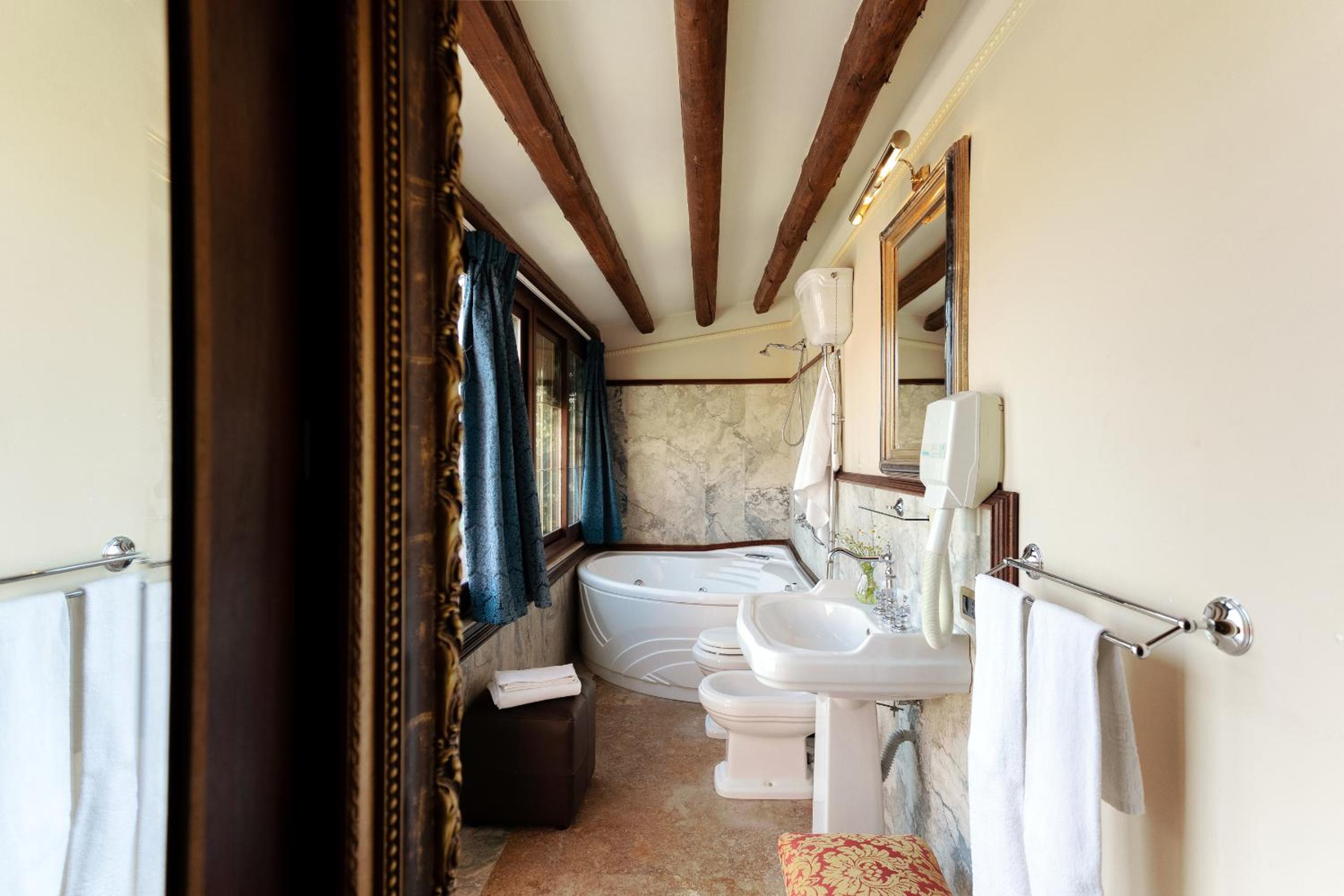 Deluxe Suite with Spa Bath photo 3