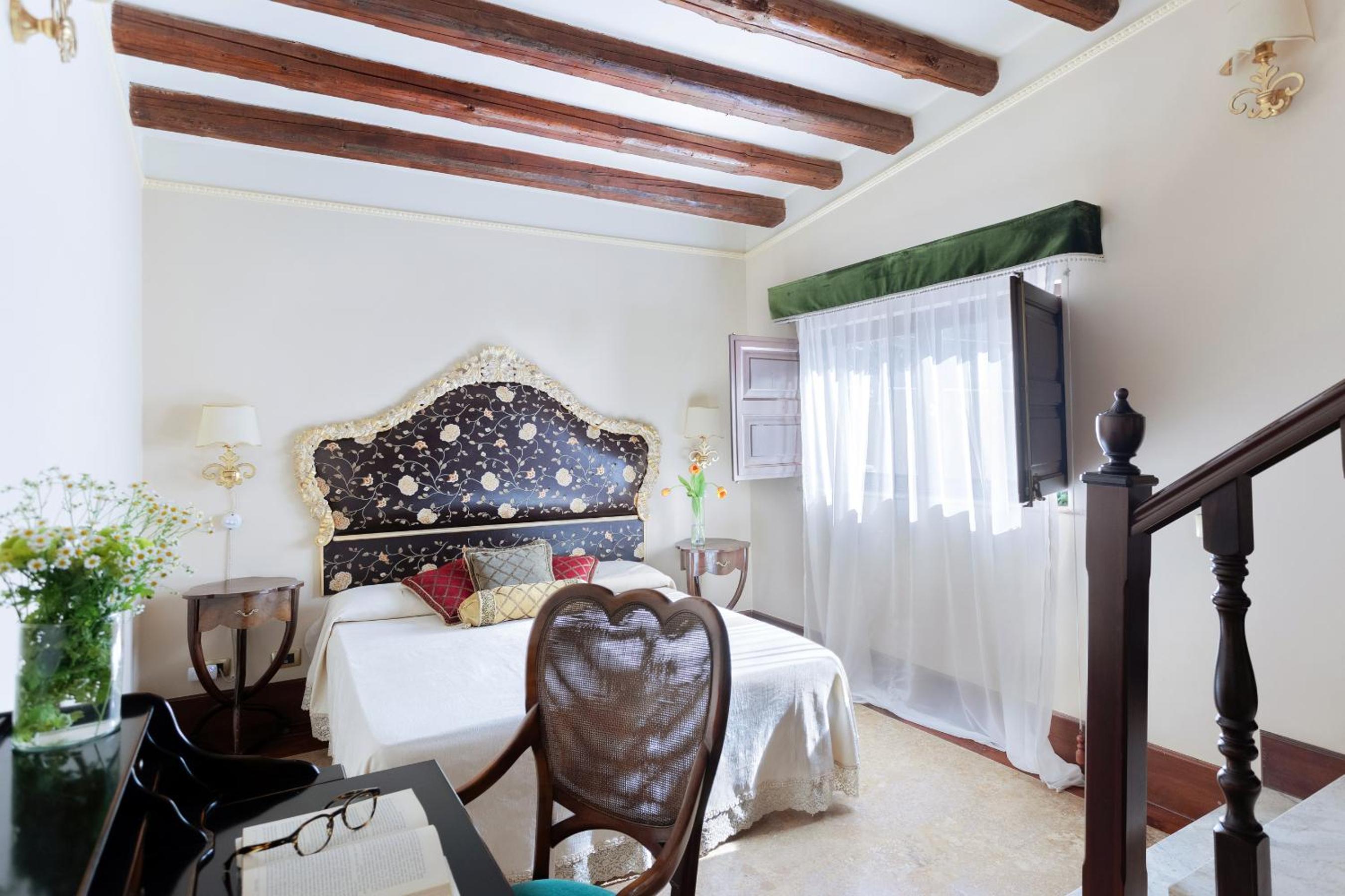 Deluxe Suite with Spa Bath photo 2