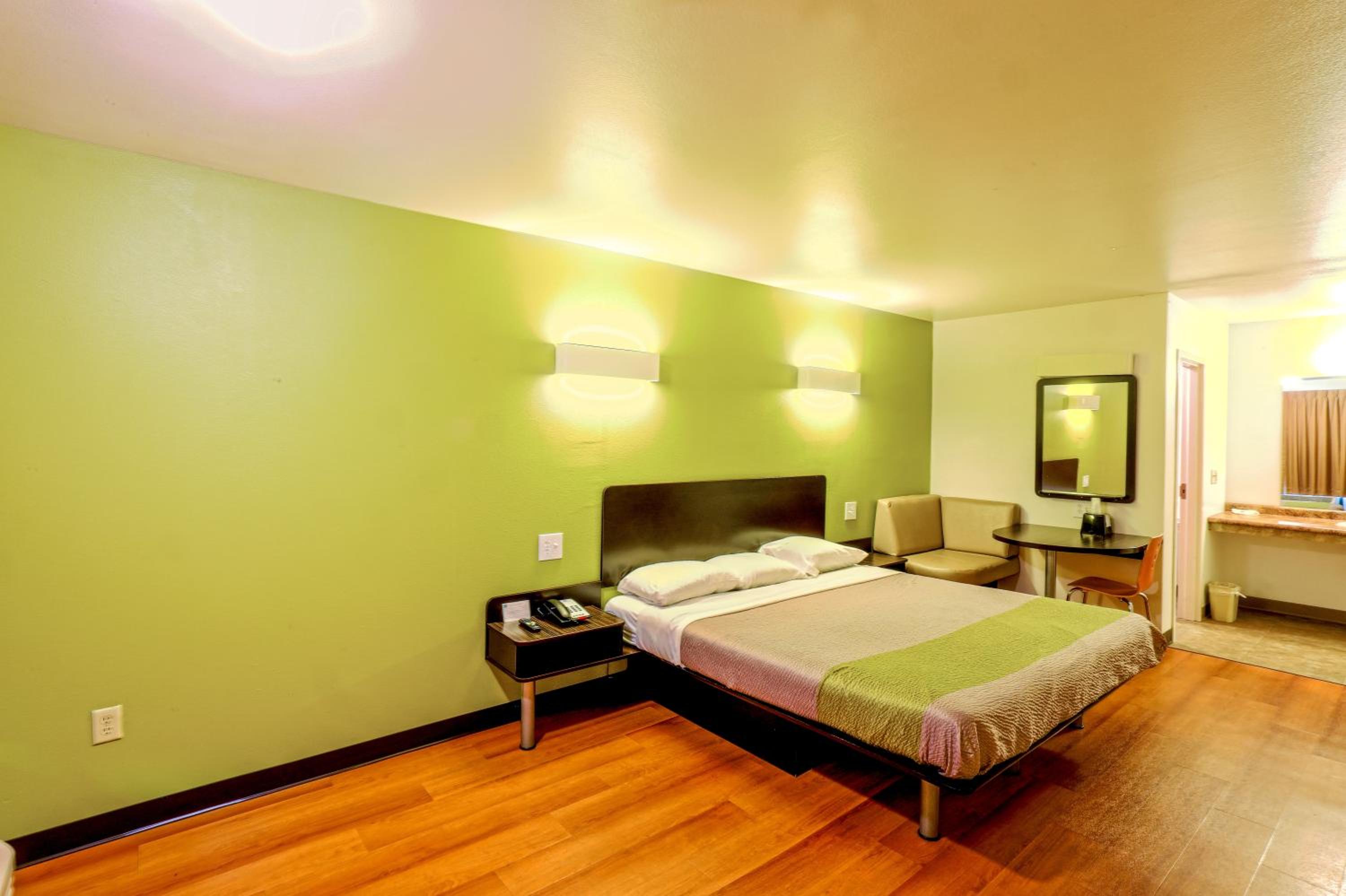 King Room - Non-Smoking - Photo 1