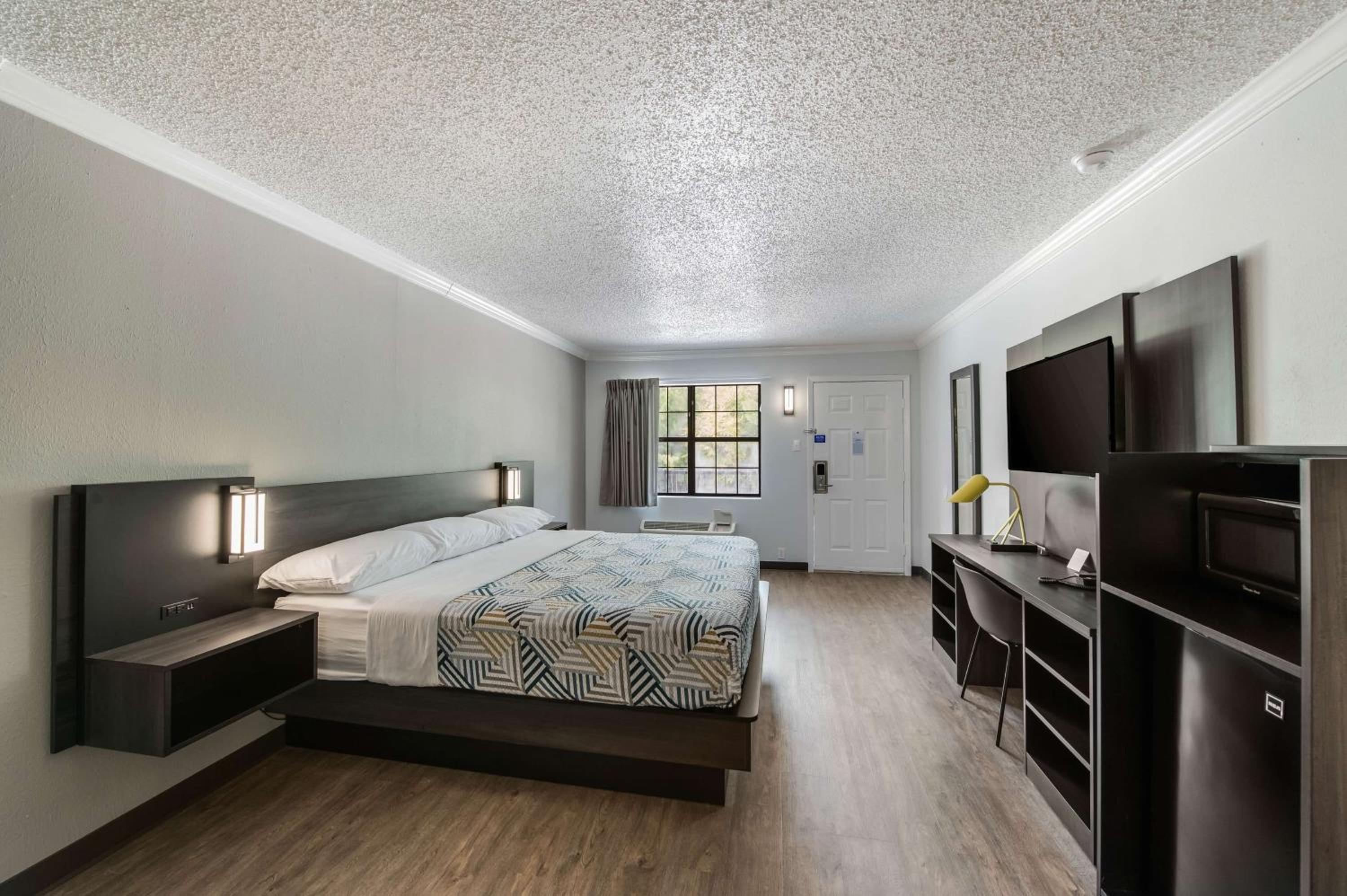 Deluxe King Room - Non-Smoking - Photo 2