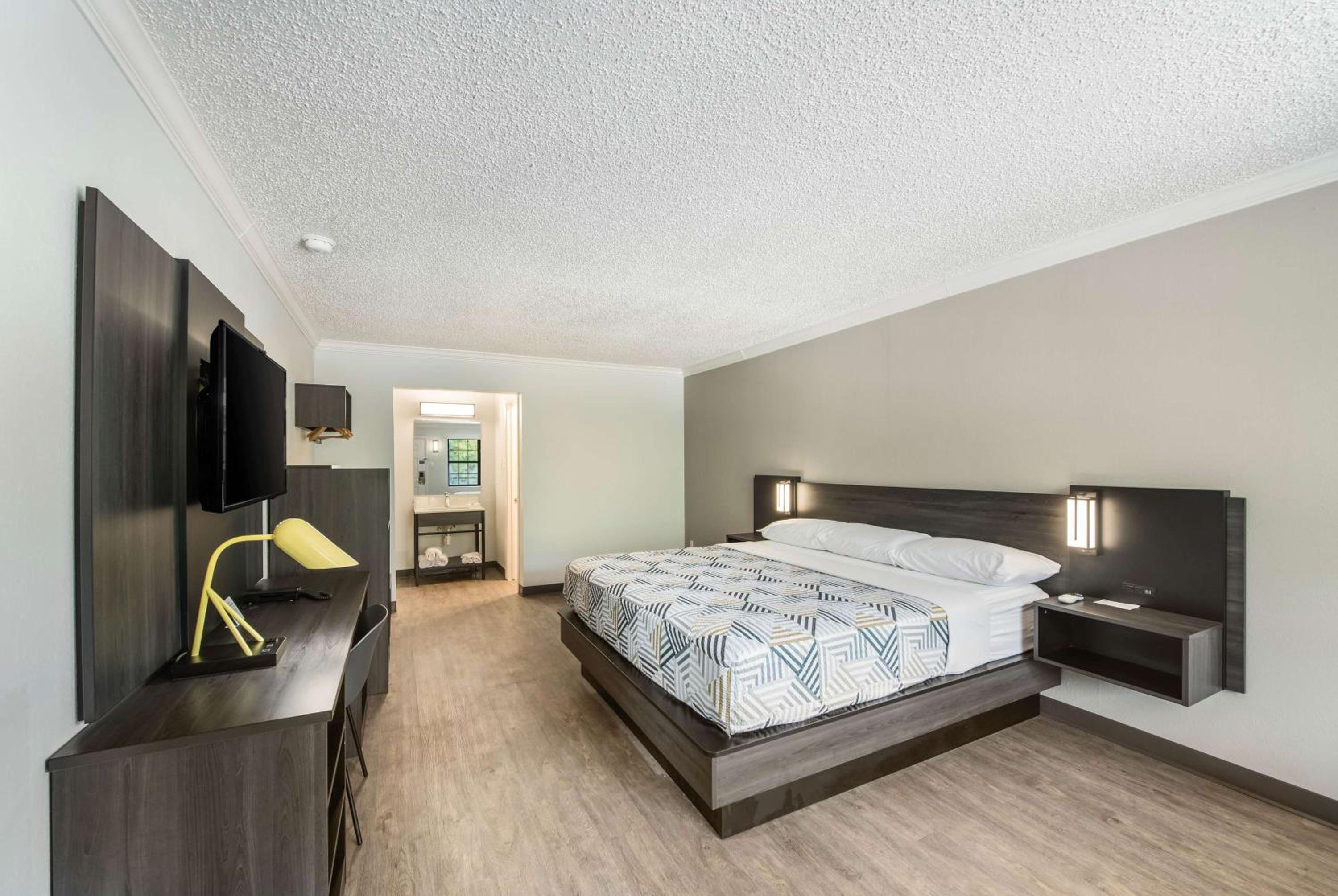 Deluxe King Room - Non-Smoking - Photo 6