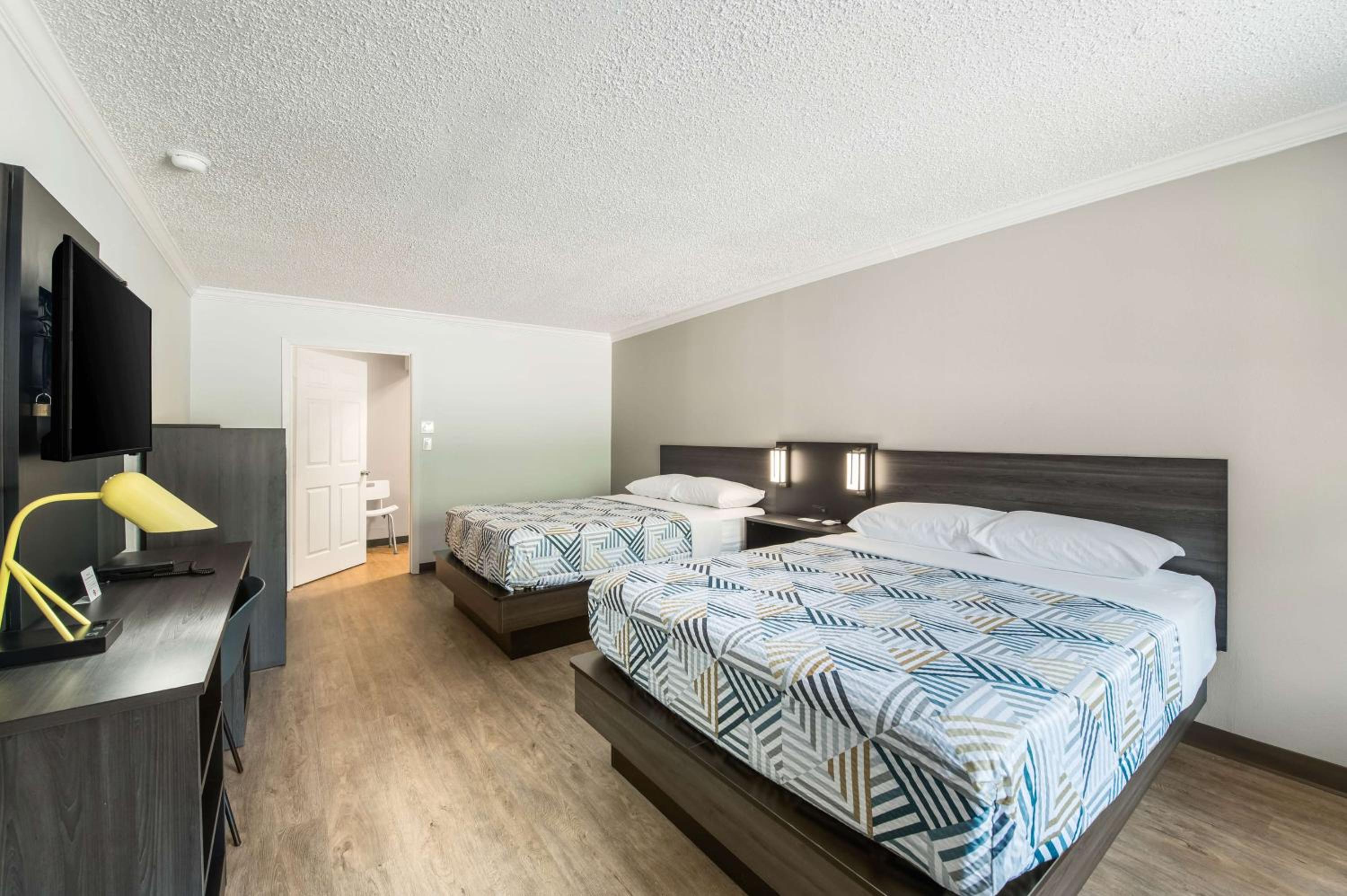 Queen Room with Two Queen Beds - Disability Access - Non-Smoking - Photo 1