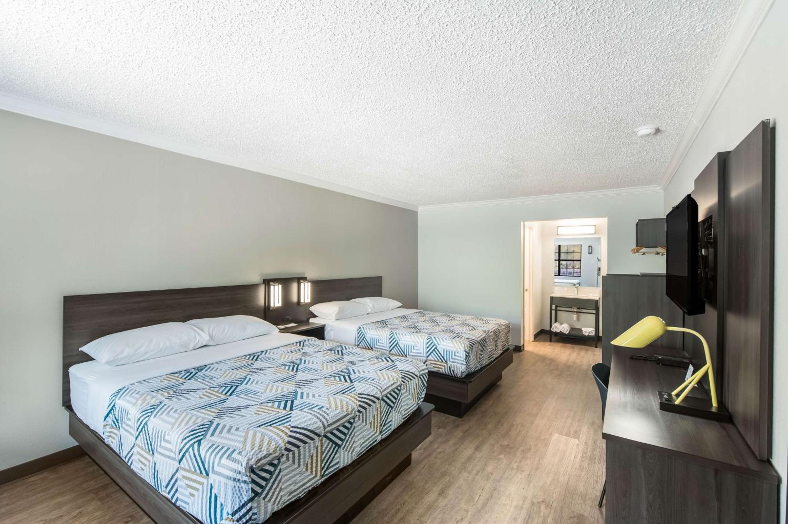 Queen Room with Two Queen Beds - Disability Access - Non-Smoking - Photo 2