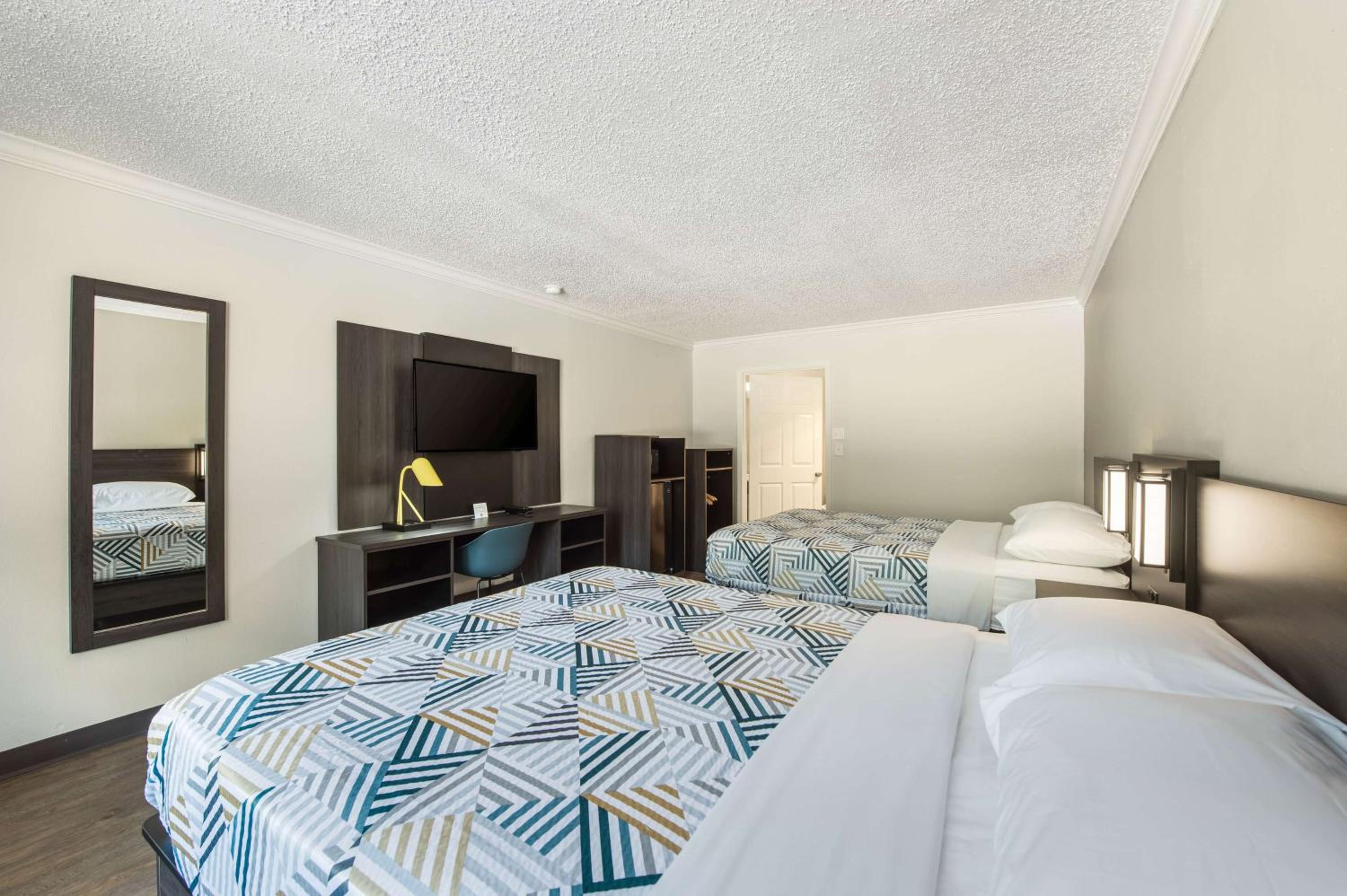Deluxe Queen Room with Two Queen Beds - Smoking - Photo 3