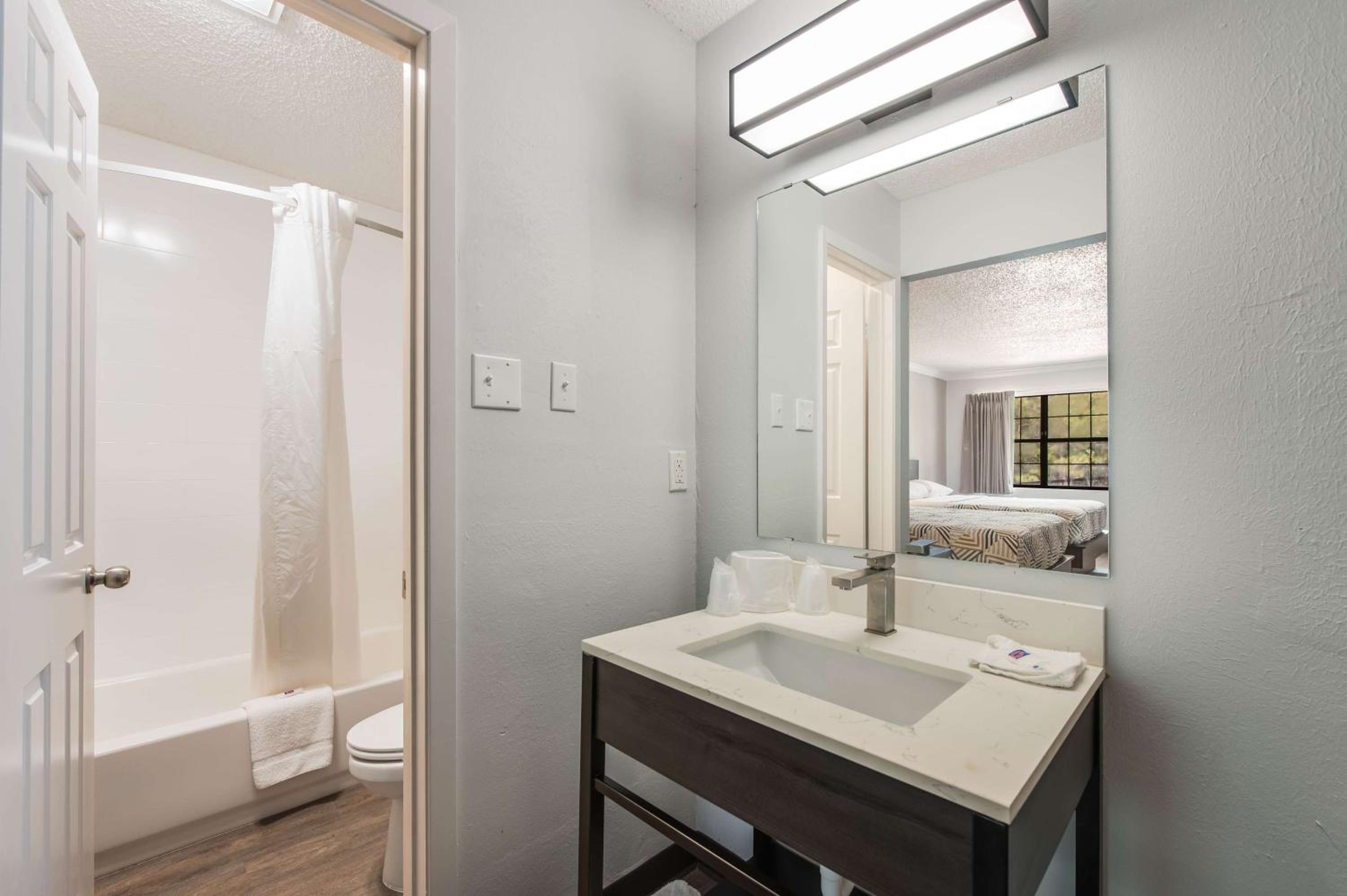 Deluxe King Room - Non-Smoking - Photo 4