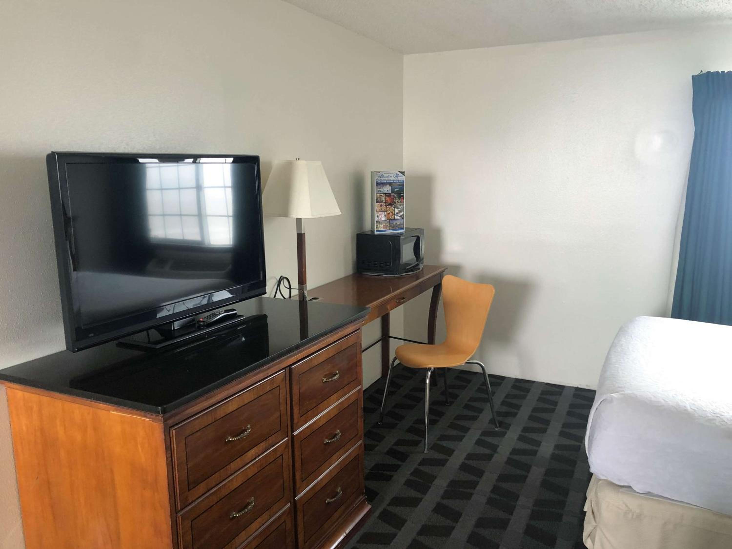Deluxe King Room - Non-Smoking - Photo 1