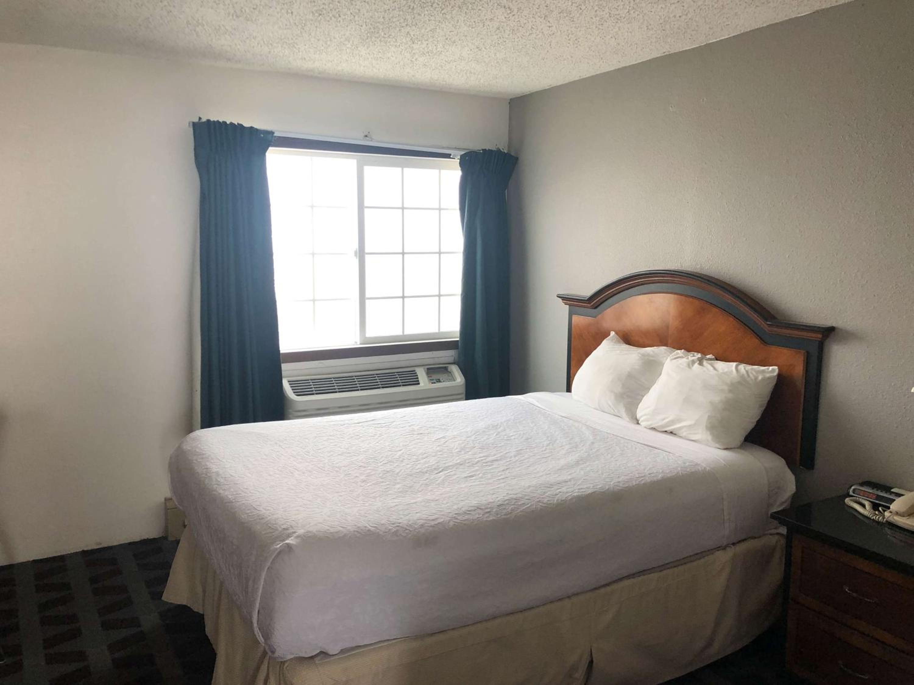 Deluxe King Room - Non-Smoking - Photo 2