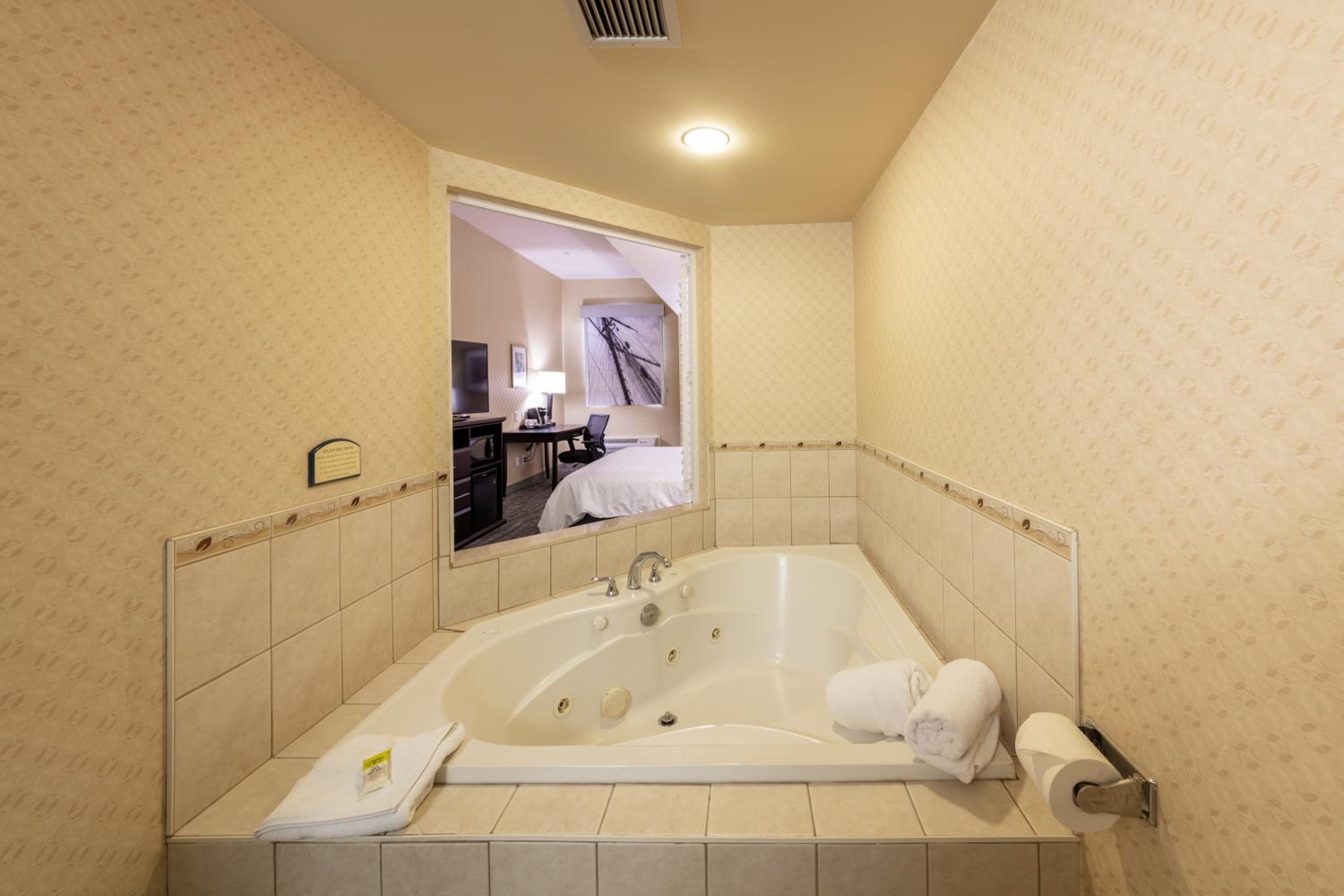 King Suite with Spa Bath - Photo 8