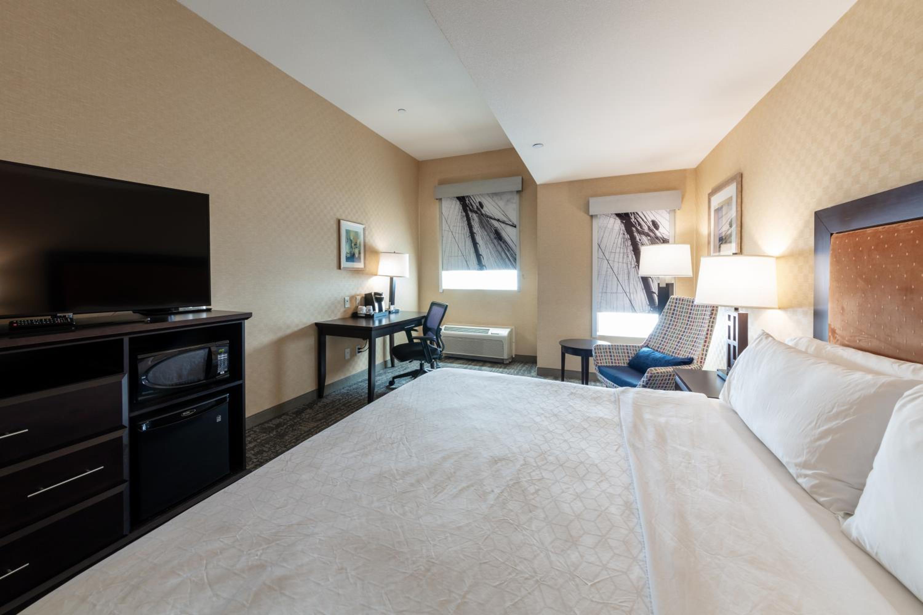 King Suite with Spa Bath - Photo 9