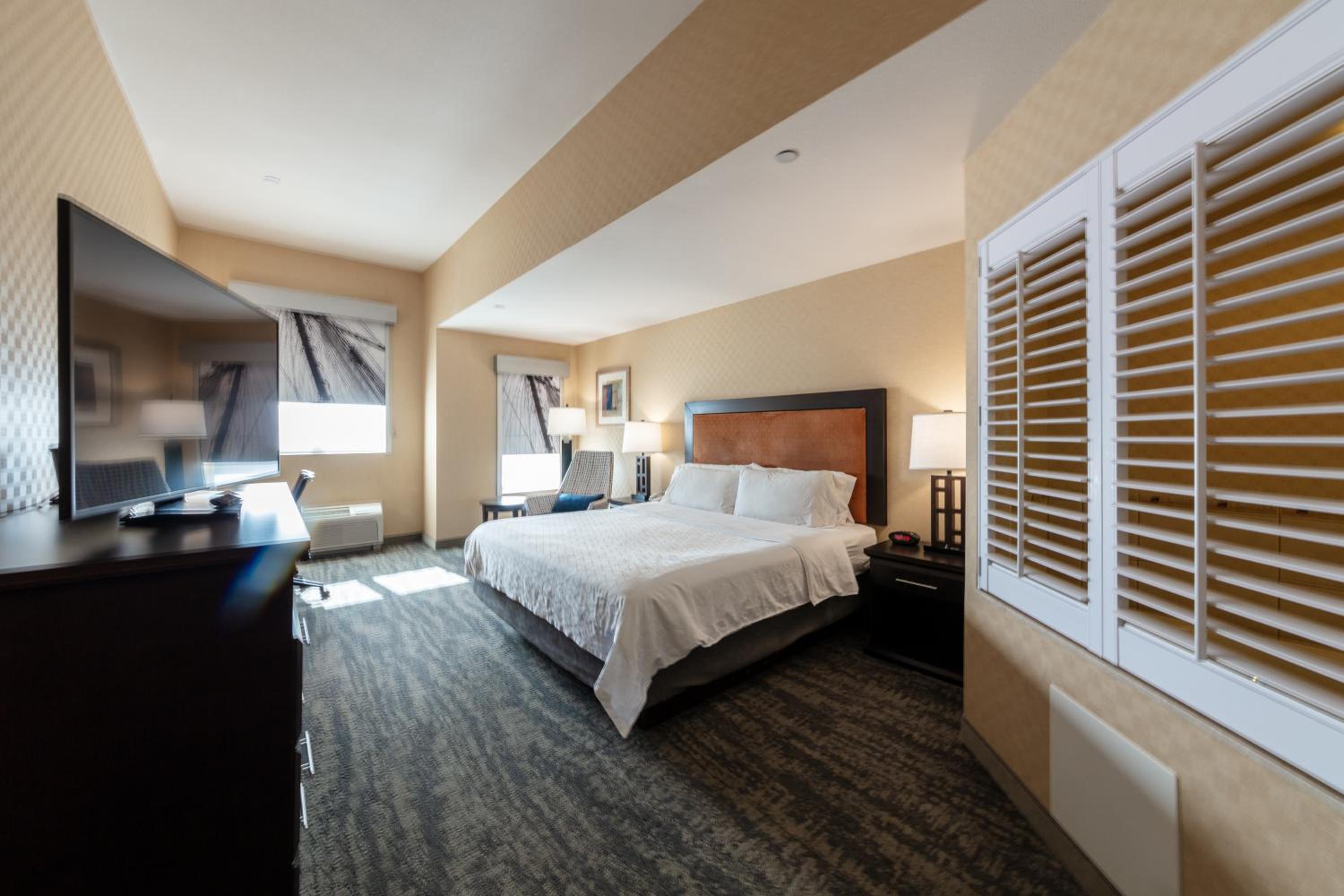 King Suite with Spa Bath - Photo 1