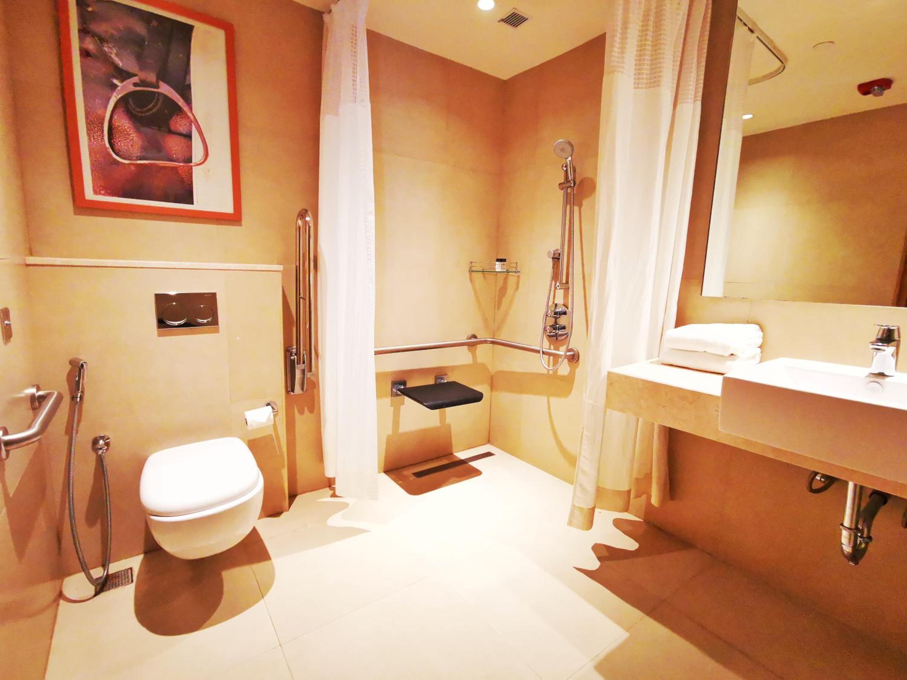 Standard King Room - Accessible photo 2