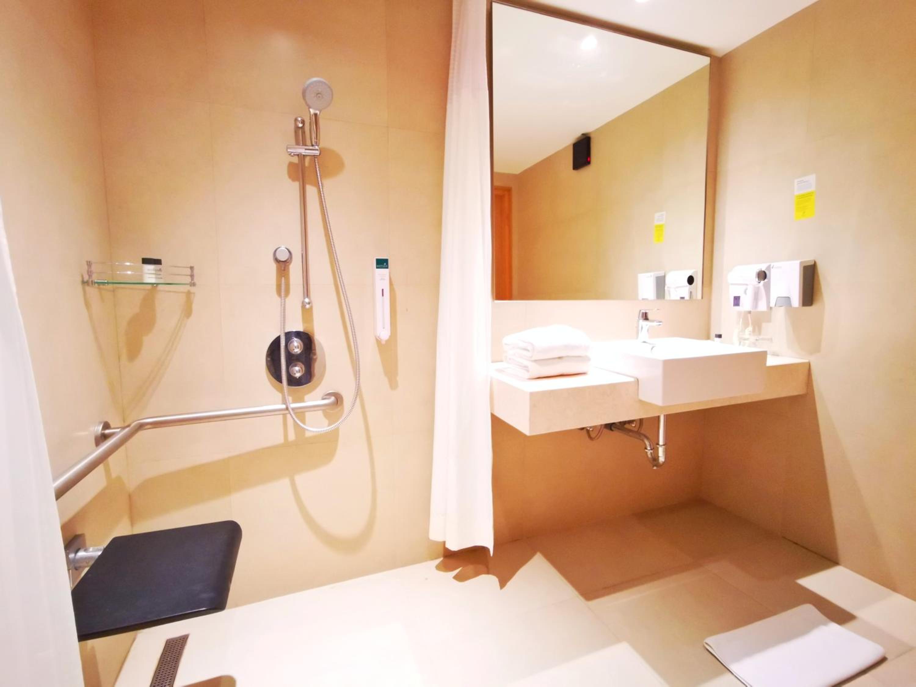 Standard King Room - Accessible photo 3