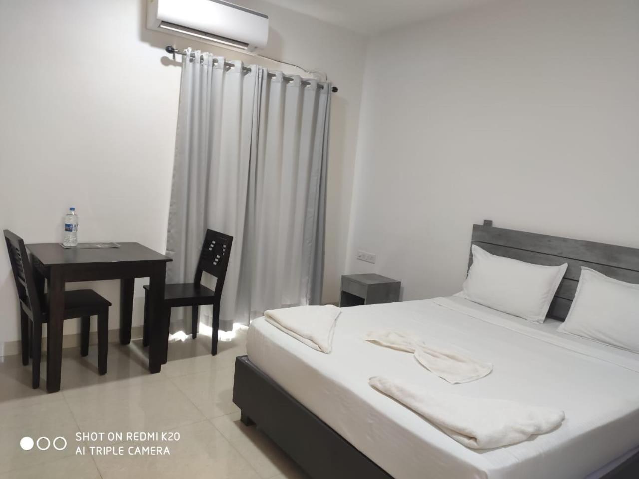 Deluxe King Room - Photo 10