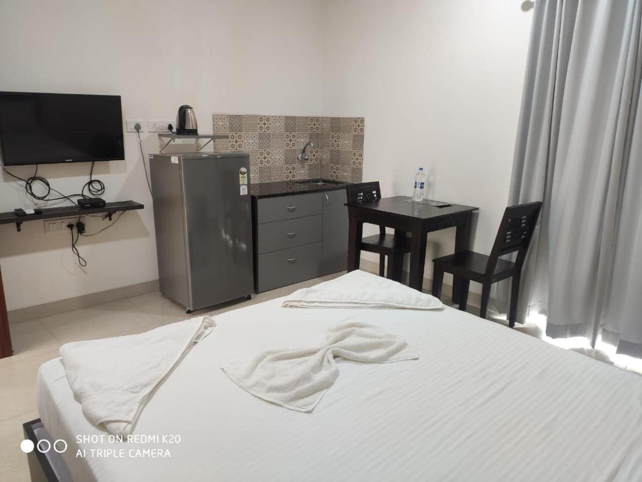 Deluxe King Room - Photo 9