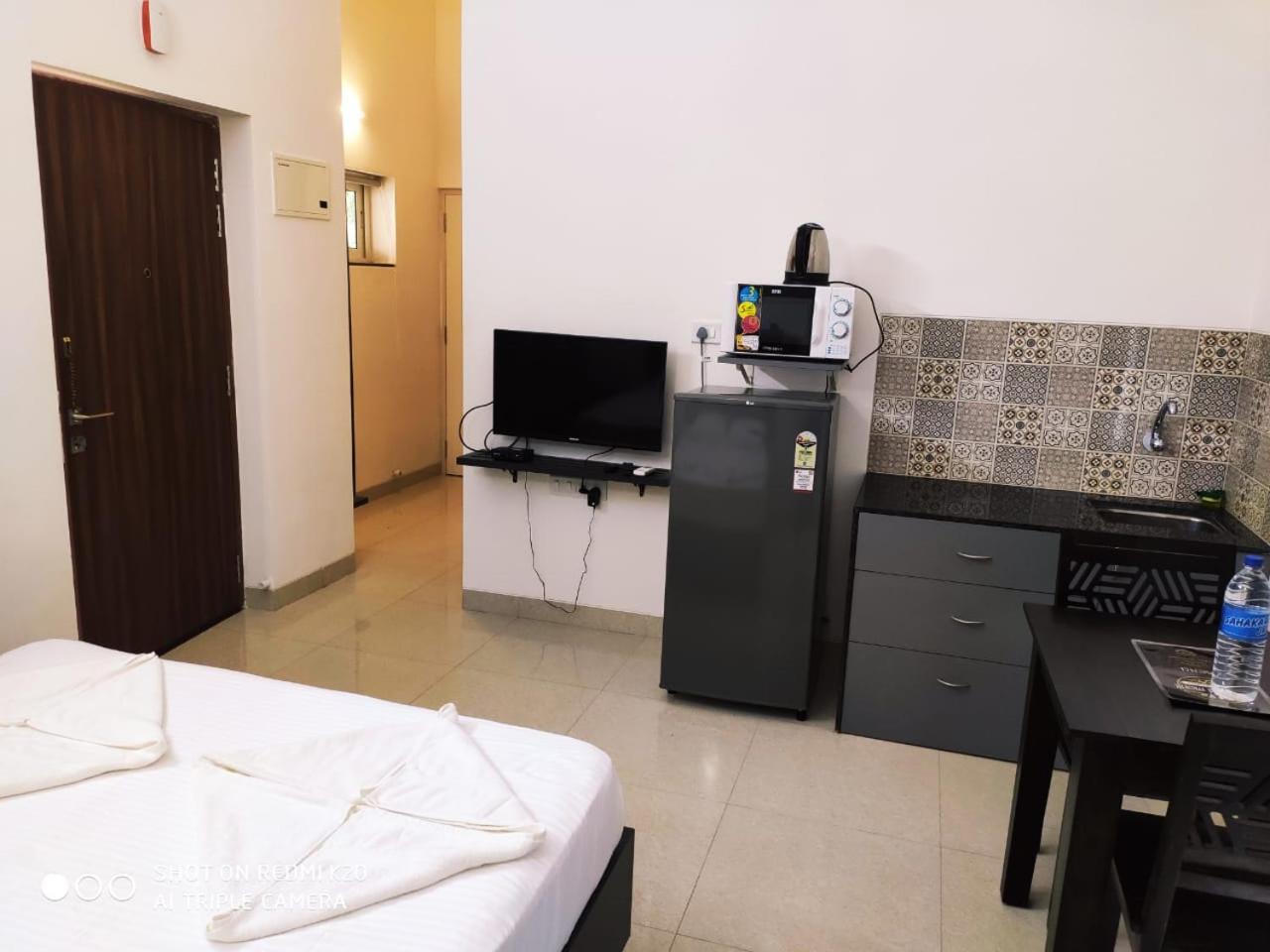 Deluxe King Room - Photo 8