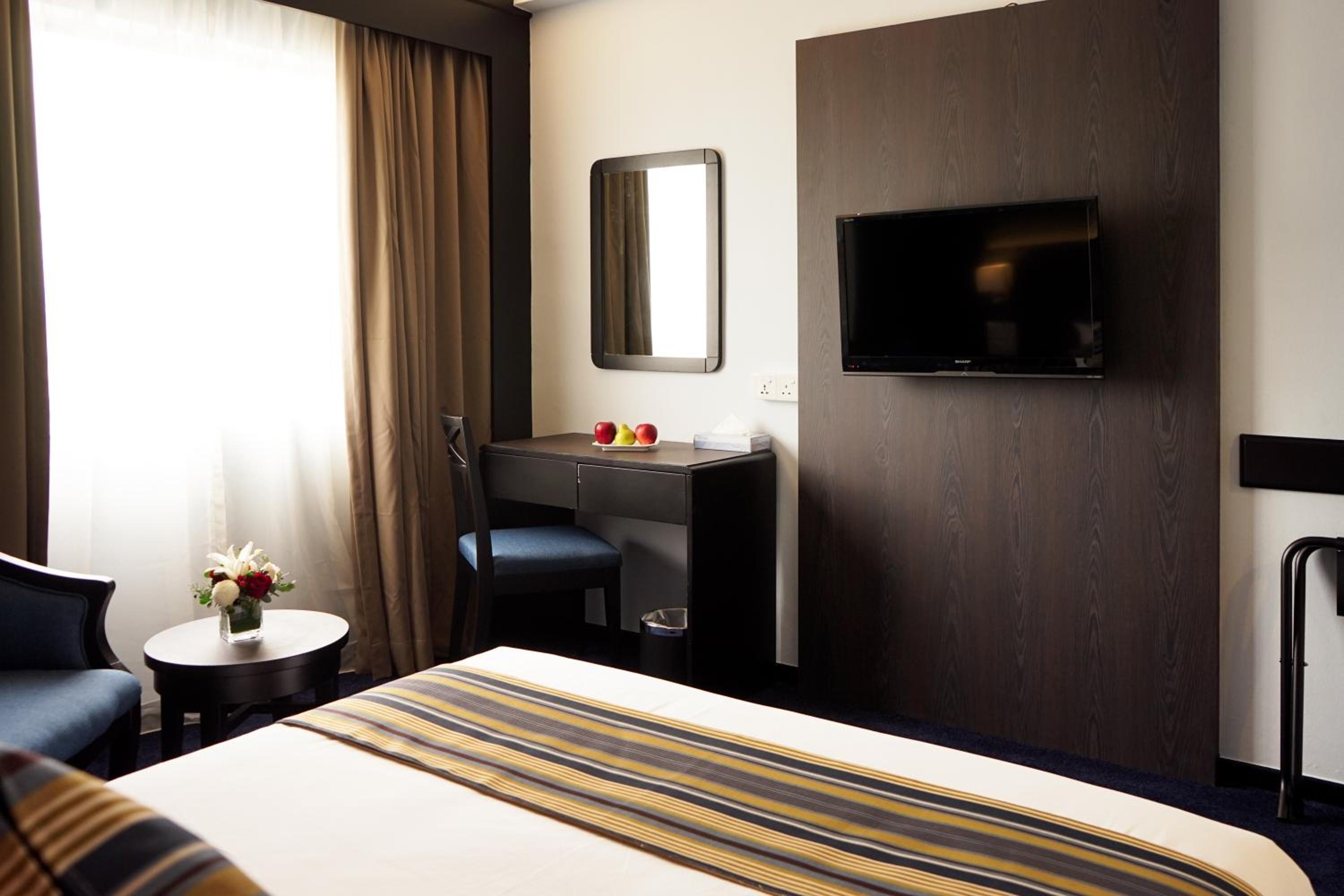 Deluxe Queen Room with Mobility Access - Photo 1