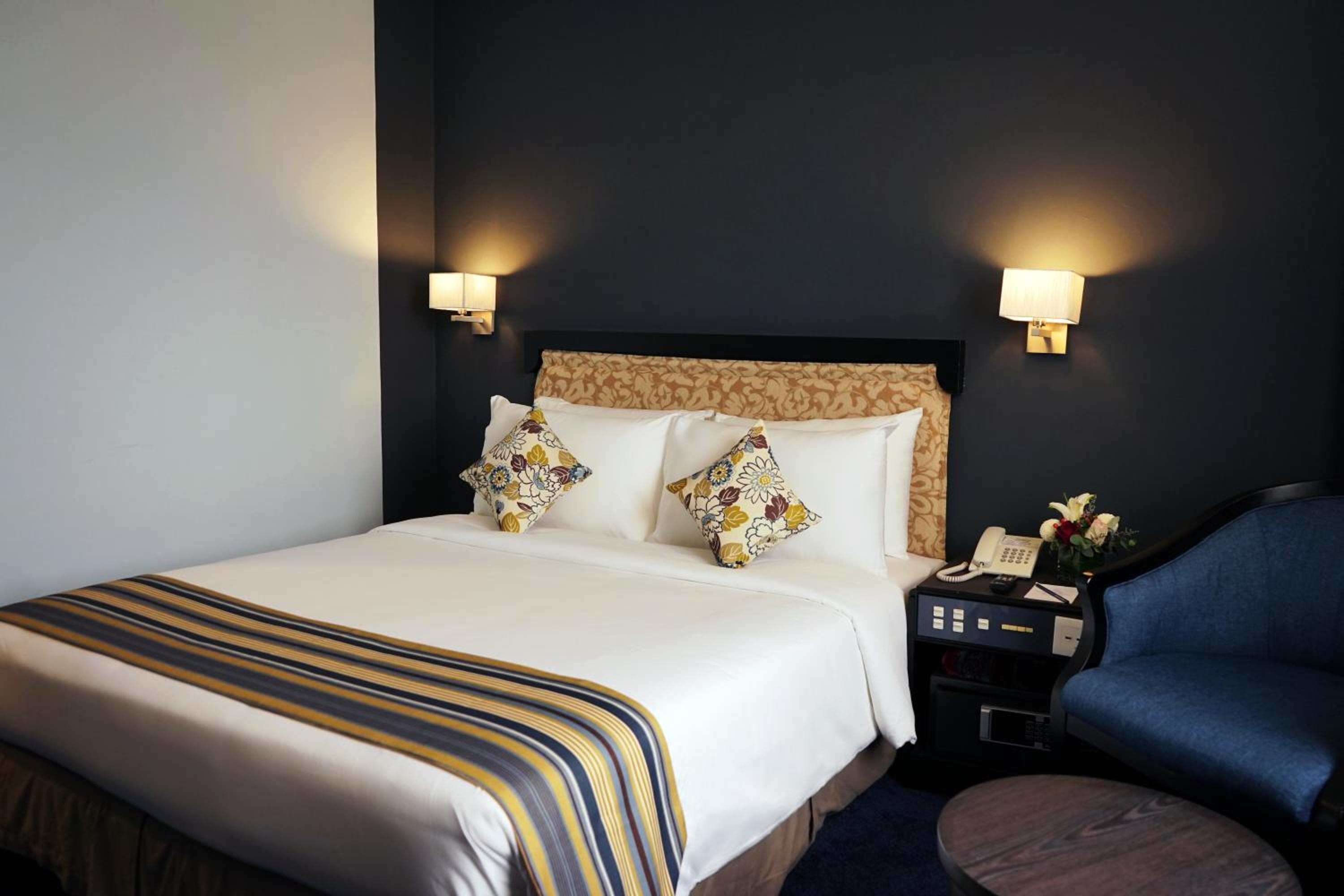 Deluxe Queen Room, Non-Smoking - Photo 4