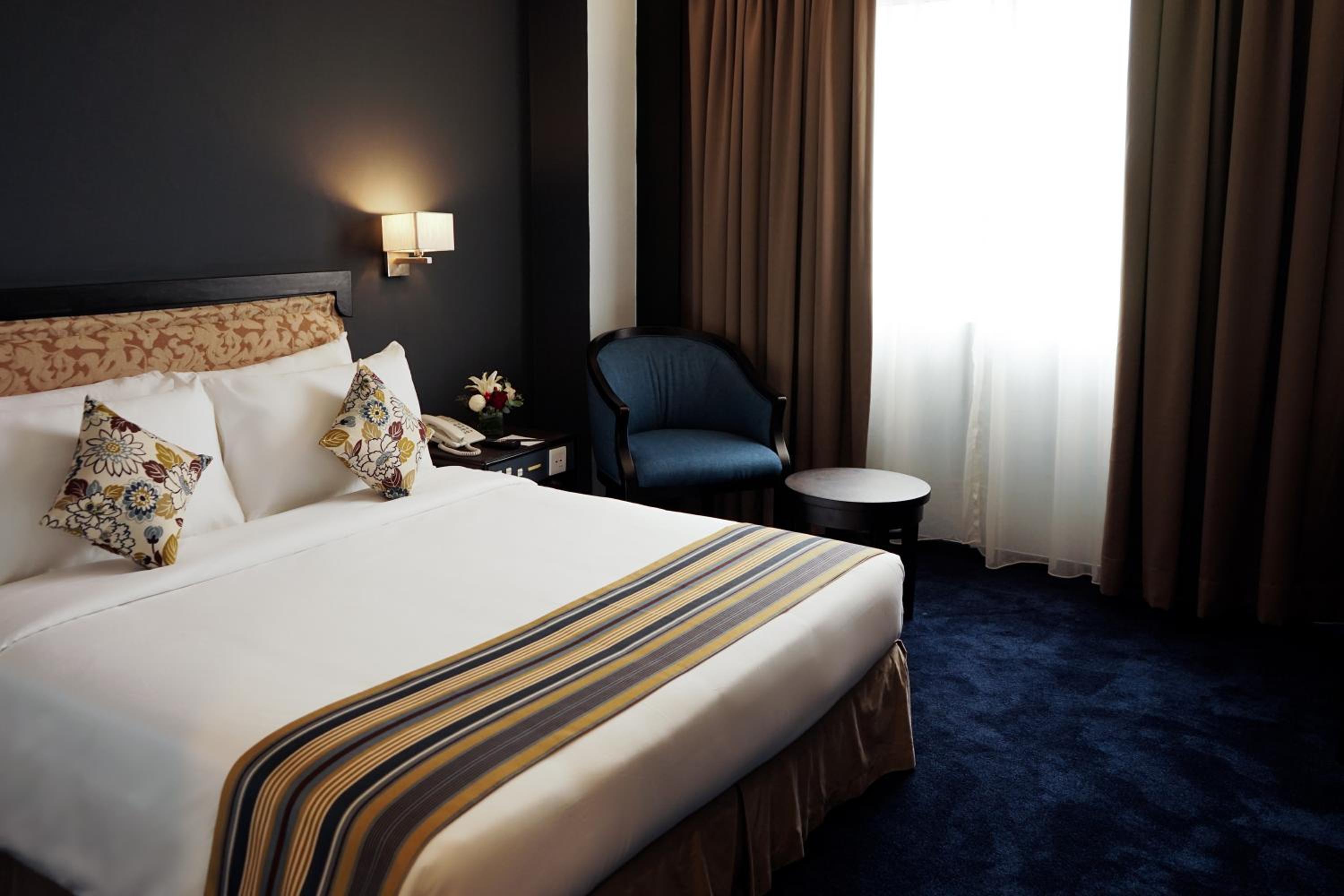 Deluxe Queen Room, Non-Smoking - Photo 5