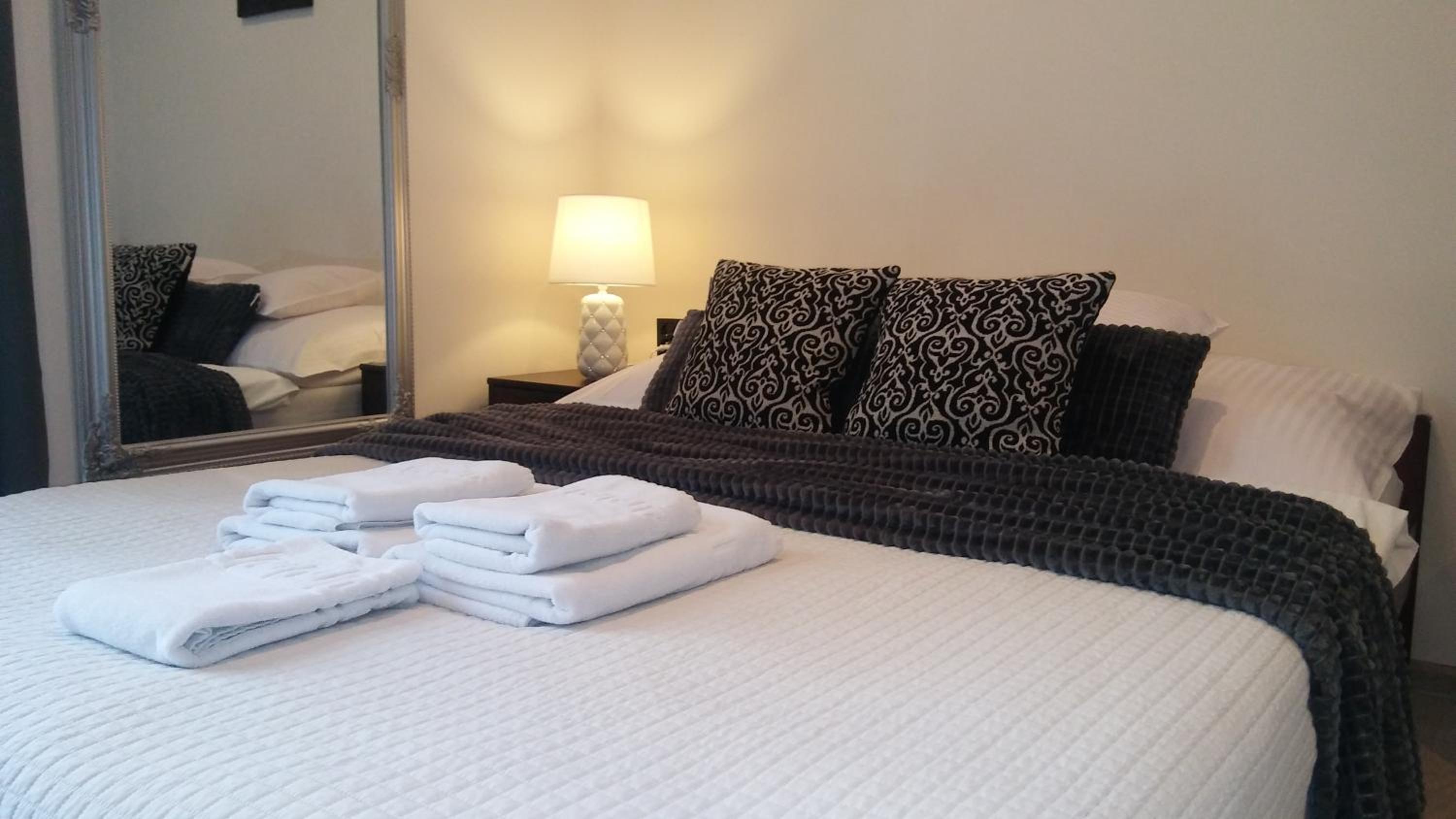 Deluxe Double Room with Balcony - Photo 15