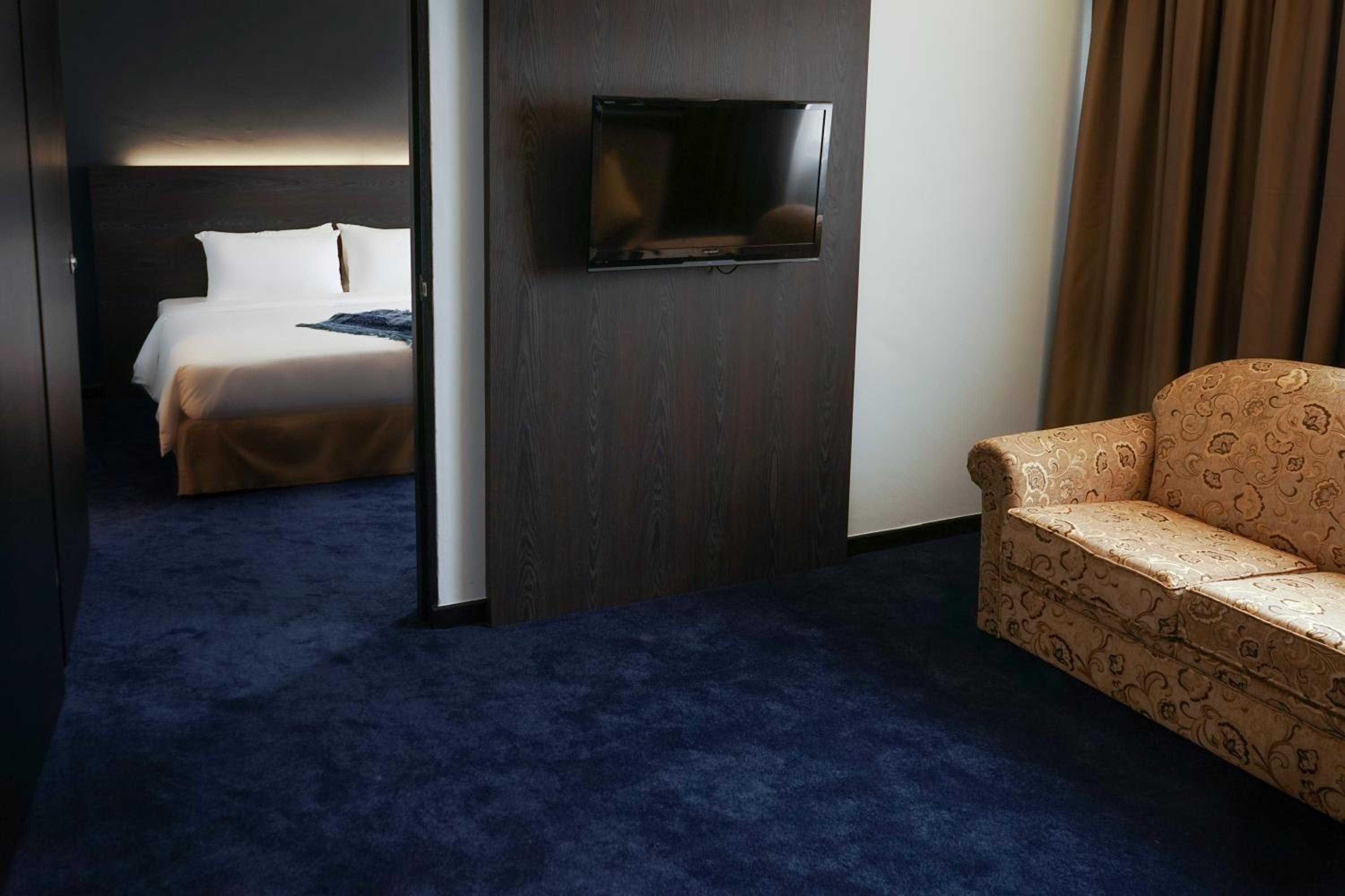 Junior Suite, Non-Smoking - Photo 4