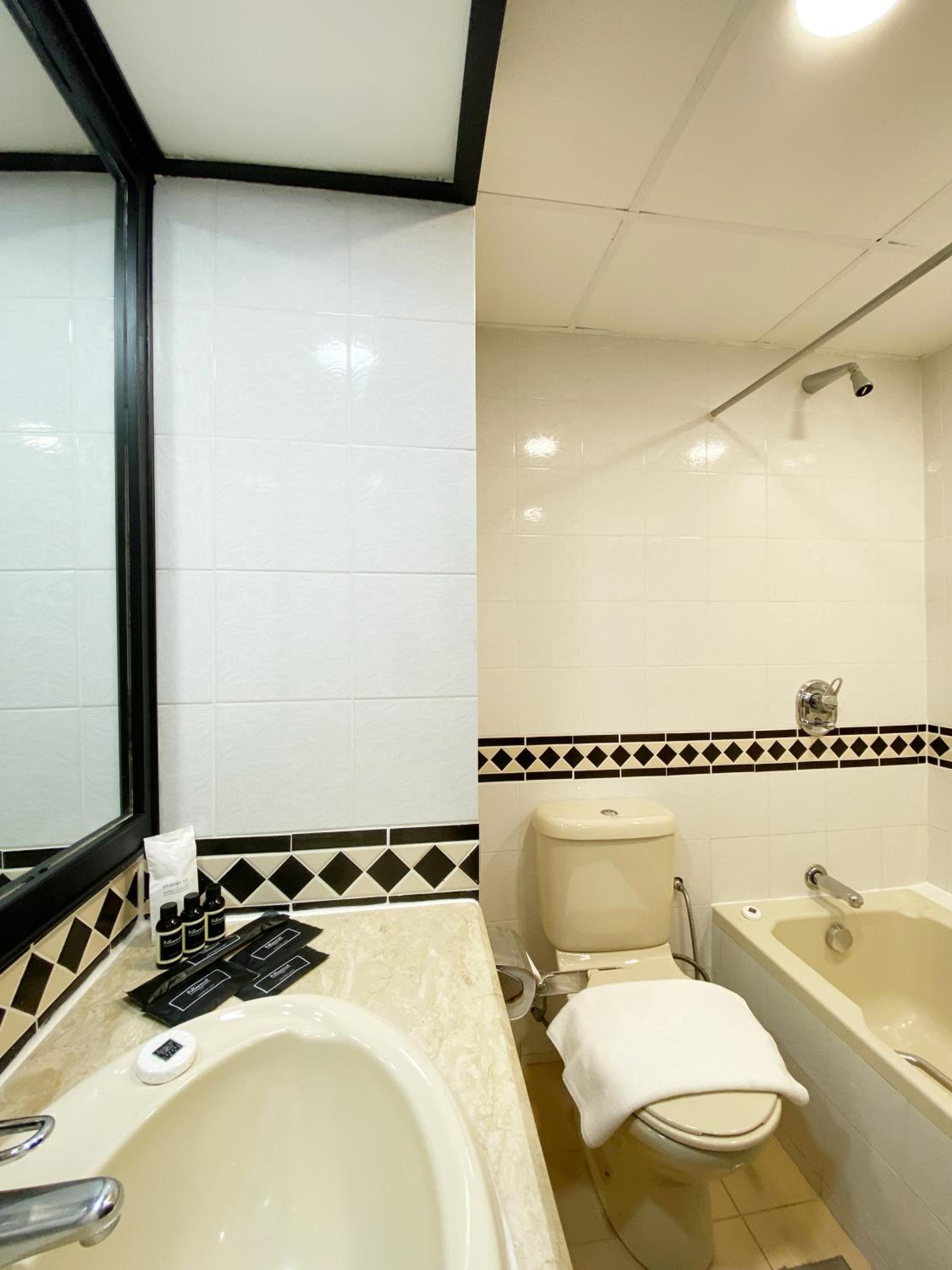Junior Suite, Non-Smoking - Photo 5